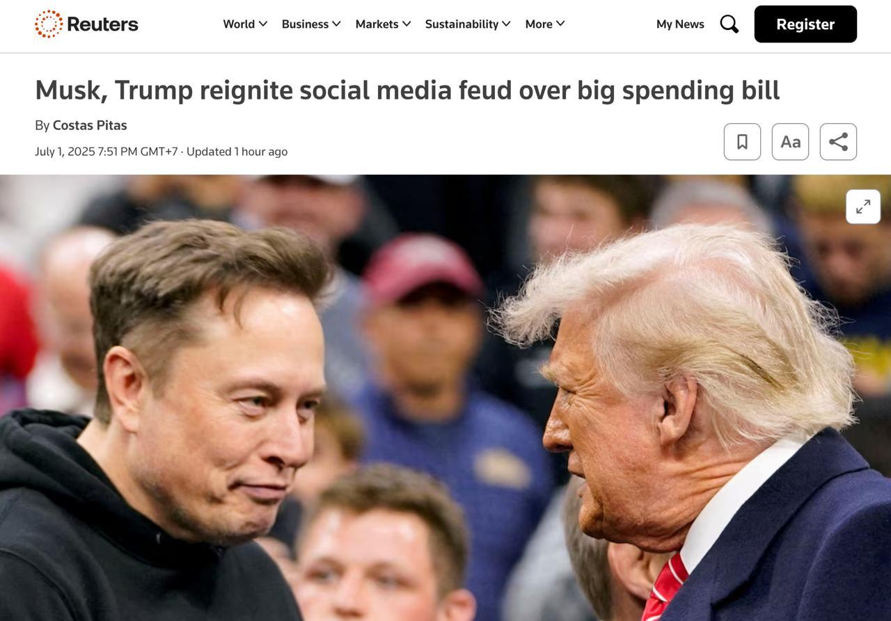 Акции Tesla снова упали на фоне новой ссоры Маска и Трампа  Маск снова обрушился с критикой на Трампа по поводу  нового налогового законопроекта и увеличения потолка госдолга. Бизнесмен назвал эти изменения "отвратительной мерзостью". Трамп в ответ пригрозил свернуть субсидии для компаний Маска.  На этом фоне акции Tesla рухнули ниже $300, теряя за сутки 6%. При этом еще неделю назад они торговались выше 340 долларов.  Reuters