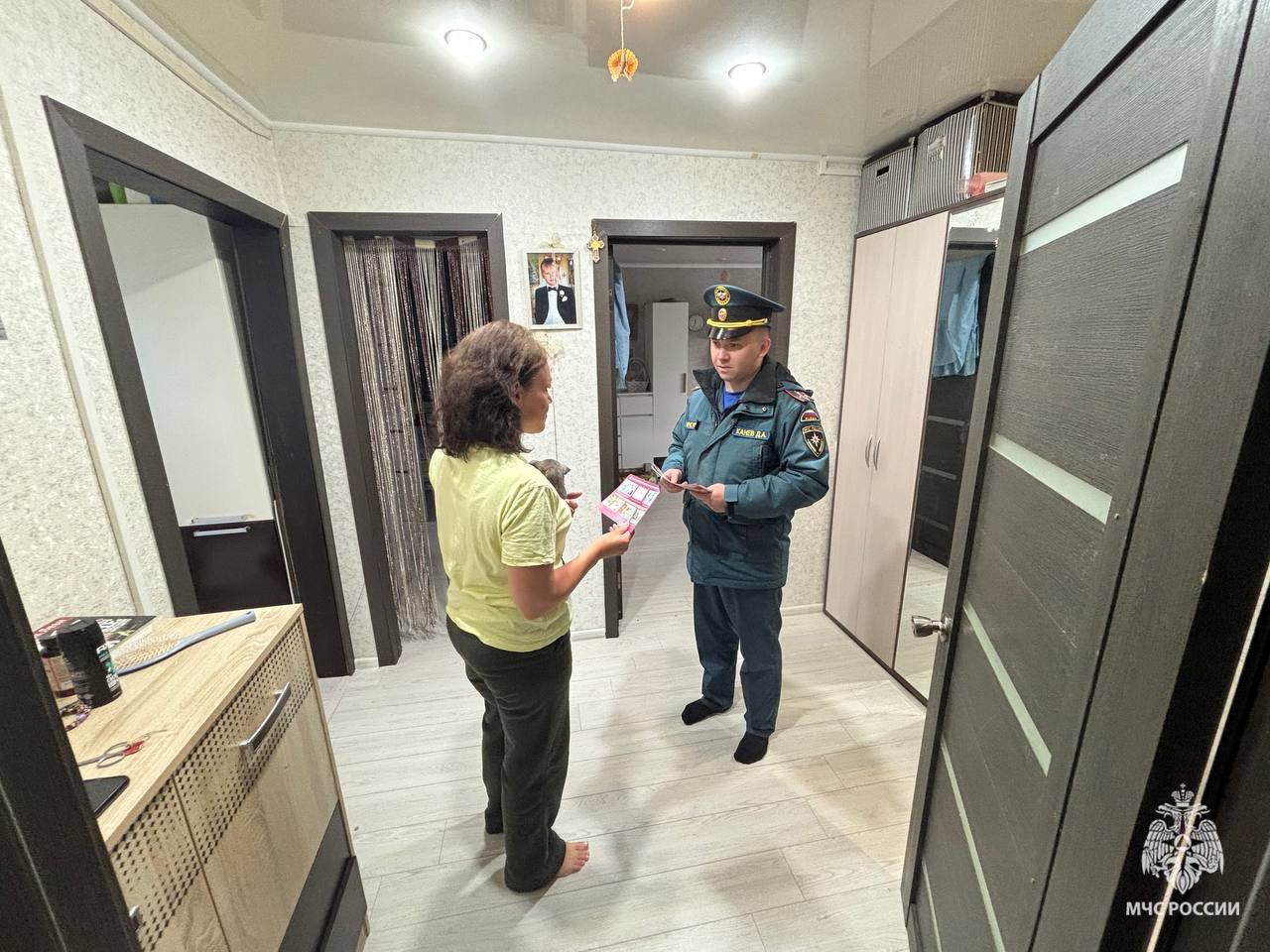 В Ненецком АО с начала года зарегистрировано 56 пожаров За аналогичный период прошлого года произошло 45 пожаров. Погибли 3 человека, в прошлом году — 4. Травмированы 7 человек, в прошлом году — 7. Расчетный ущерб по пожарам составил 69 572 584! Для предупреждения пожаров сотрудники МЧС России на постоянной основе проводят большой комплекс профилактических мероприятий. Гражданам рассказывают: о том, как правильно вызвать пожарную охрану с мобильного телефона; о действиях в случае пожара в жилом доме; об основных правилах эксплуатации бытовых электронагревательных приборов и правилах безопасного использования печного отопления, газового оборудования; о правилах поведения в чрезвычайных ситуациях, включая пожары. Всего с начала года инспекторами отдела надзорной деятельности и профилактической работы МЧС России было проведено более 300 профилактических мероприятий. МЧС Ненецкого АО