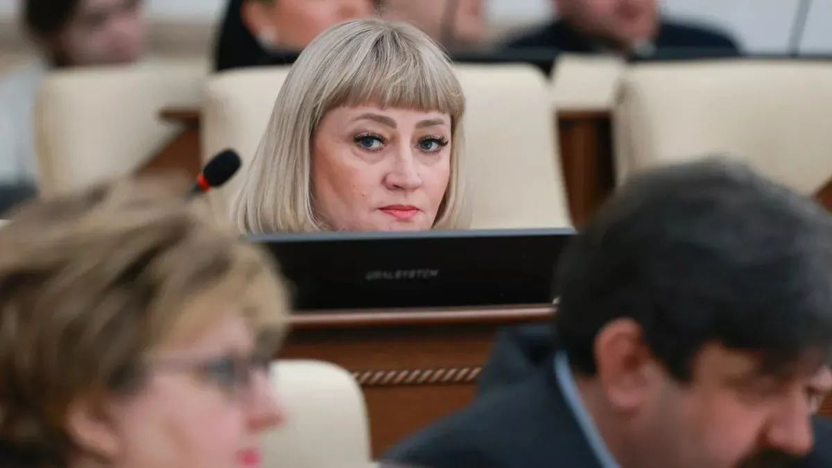 ТОЛК новости Барнаула Алтайского края и Республики Алтай Депутату АКЗС Людмиле Клюшниковой хотят ужесточить меру пресечения На очередном заседании суда 13 мая присутствовала только одна обвиняемая помощница депутата Светлана Кербер Адвокаты заявили что 12 мая Людмилу Клюшникову госпитализировали Со слов защитников ей делают операцию в краевой клинической больнице Однако никаких подтверждающих документов они не предоставили Прокурор в ответ на это выступил с ходатайством направить запрос в медучреждение и поставить вопрос об изменении меры пресечения для Клюшниковой не по адресу проживания Однако адвокат коммунистки решительно не согласился с позицией гособвинения Как в состоянии человека который находится на операции ставить вопрос об изменении меры пресечения Он необоснован Конечно суд убедится что моя подзащитная подробнее на канале ТОЛК новости Барнаула Алтайского края и Республики Алтай
