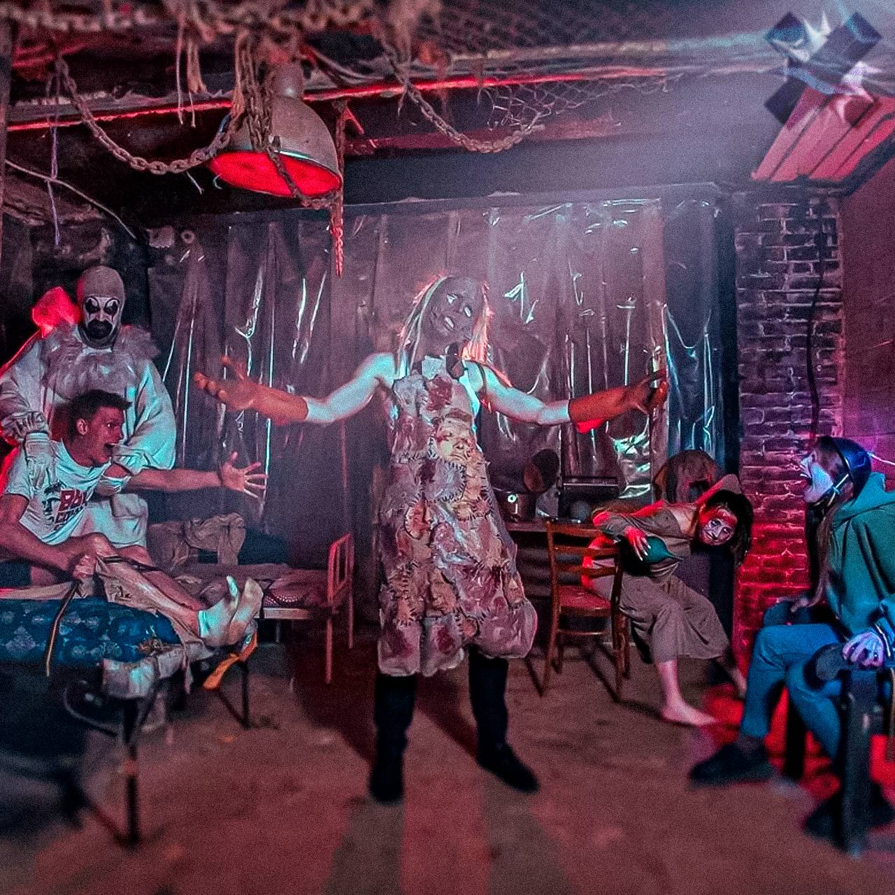 В Госдуме предложили запретить страшные квесты и водить детей в церковь Депутаты выступили за ужесточение правил для развлекательных мероприятий если в квестах или шоу присутствует запрещённая в России сатанинская тематика организаторов предлагают штрафовать или даже сажать По словам члена комитета по защите семьи Евгения Марченко такие развлечения опасны для подростков с духовной точки зрения Он считает что детей нужно водить в храмы и воскресные школы чтобы уберечь их от нравственной пустоты поддерживаю духовное воспитание детям нужно свободу давать а не внушать мнения НЕ МОРГЕНШТЕРН