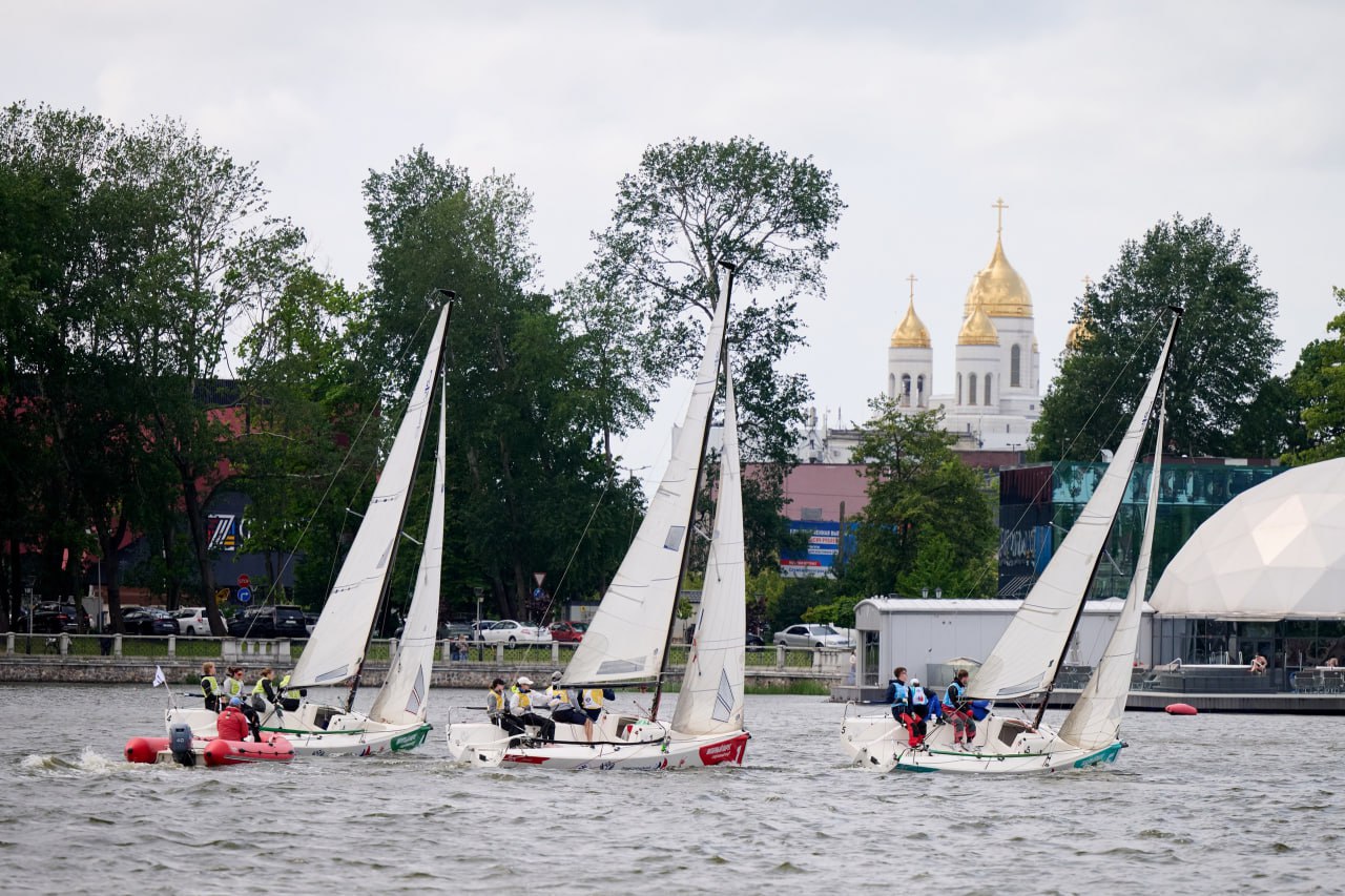 Калининградская область вошла в число регионов добившихся наибольших успехов в реализации комплексной государственной программы Спорт России Об этом сообщили по итогам заседания Правительственной комиссии на котором подвели итоги реализации госпрограммы в 2025 году и обсудили планы на 2026 год Калининградская область единственный регион СЗФО в Топ 10 субъектов участников программы Как отметил заместитель председателя Правительства РФ Дмитрий Чернышенко цели госполитики в сфере физической культуры и спорта определены указом Президента Владимира Путина и Стратегией развития физической культуры и спорта на период до 2030 года Дмитрий Николаевич отметил ряд конкретных результатов свидетельствующих об эффективности работы на этом направлении масштабы вовлеченности в занятия спортом населения рост популярности отдельных спортивных дисциплин совершенствование материальной базы Несмотря на беспрецедентные внешние вызовы развитие российского спорта не замедляется Все ключевые показатели госпрограммы выполняются подчеркнул министр спорта России Михаил Дегтярев Как рассказали в Правительстве проектом федерального бюджета на 2026 2028 годы на реализацию госпрограммы Спорт России предусмотрено 218 7 млрд рублей на 12 7 больше предыдущего трехлетнего периода Источник фото