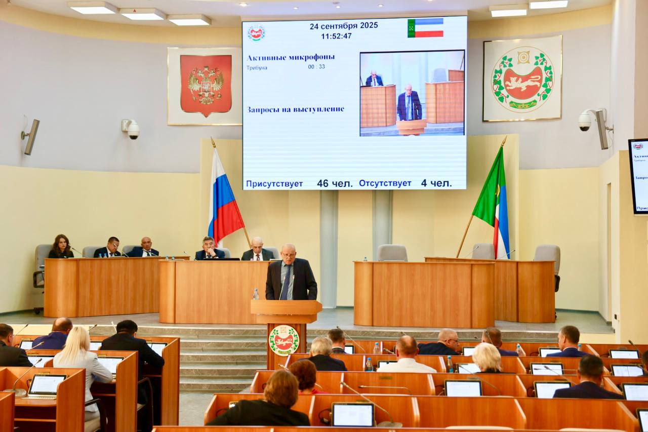 Парламентарии Хакасии направят обращение в адрес Председателя Правительства Российской Федерации Михаила Мишустина Суть в устранении образовавшегося правового пробела при приобретении жилья с использованием материнского семейного капитала Сложности у граждан возникают в ходе оформления документации на выбранные помещения Жалобы поступают с начала года Депутаты поддержали предложение профильного комитета о необходимости внесения изменений в постановление Правительства Российской Федерации с тем чтобы обеспечить права граждан на приобретение жилья и откорректировать действующий порядок устранив правовой пробел С января этого года поступают обращения в адрес парламента республики Дело в том что при приобретении жилого помещения необходимо предоставлять заключения межведомственной комиссии о его соответствии условиям для проживания Мы столкнулись с тем что на сегодняшний день члены межведомственной комиссии в которую входят представители федеральных органов контроля и надзора не уполномочены выдавать такие заключения Поэтому наши граждане сегодня не могут в полном объеме использовать права предусмотренные конституцией РФ на право приобретения жилья с использованием материнского капитала Предлагаем внести изменения расширив полномочия комиссий пояснил заместитель Председателя Верховного Совета Хакасии председатель комитета по экономической политике промышленности строительству и транспорту Леонид Быков