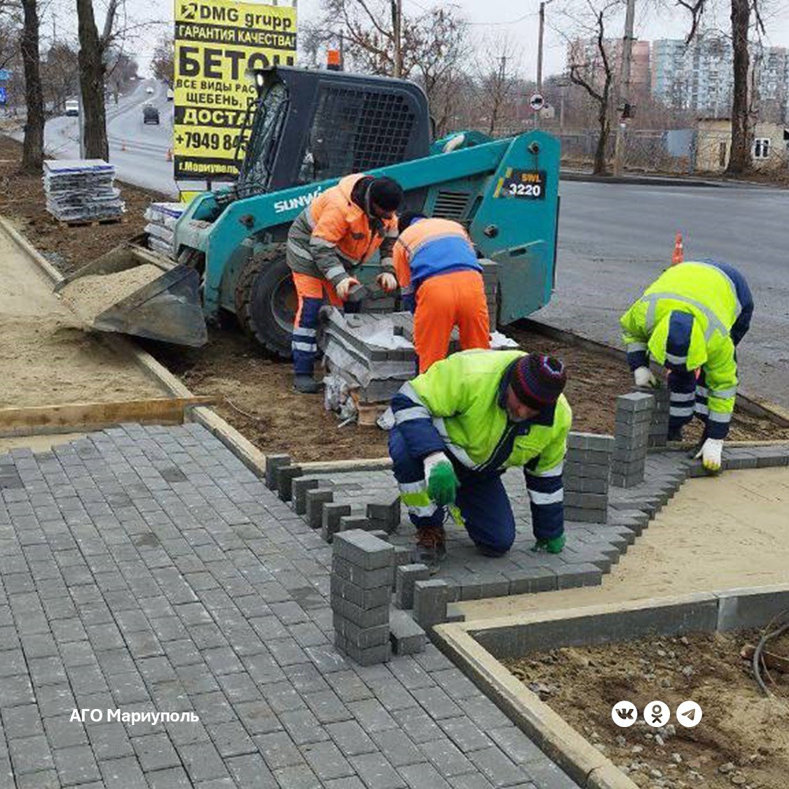 Морозы приостановили дорожные работы по ул. Бахмутской  В конце прошлого года специалисты компании ООО «БКД-Строй» приступили к масштабной реконструкции улицы Бахмутской. Проект предусматривал не только асфальтирование проезжей части, но и обустройство современных тротуаров для пешеходов.    Однако, в связи с наступлением устойчивых морозов, работы по асфальтированию и укладке тротуарной плитки пришлось приостановить.    Строители пояснили, что при низких температурах бетонная смесь теряет свою пластичность и не застывает должным образом, что может привести к деформации покрытия в будущем.  Мы вынуждены подождать благоприятной погоды. Как только температура воздуха позволит, работы будут возобновлены в полном объеме,  - отметили на предприятии.    Вместе с тем компания продолжает выполнять другие этапы проекта. В настоящее время рабочие устанавливают дорожные знаки, что позволит обеспечить безопасность движения как для автомобилей, так и пешеходов.