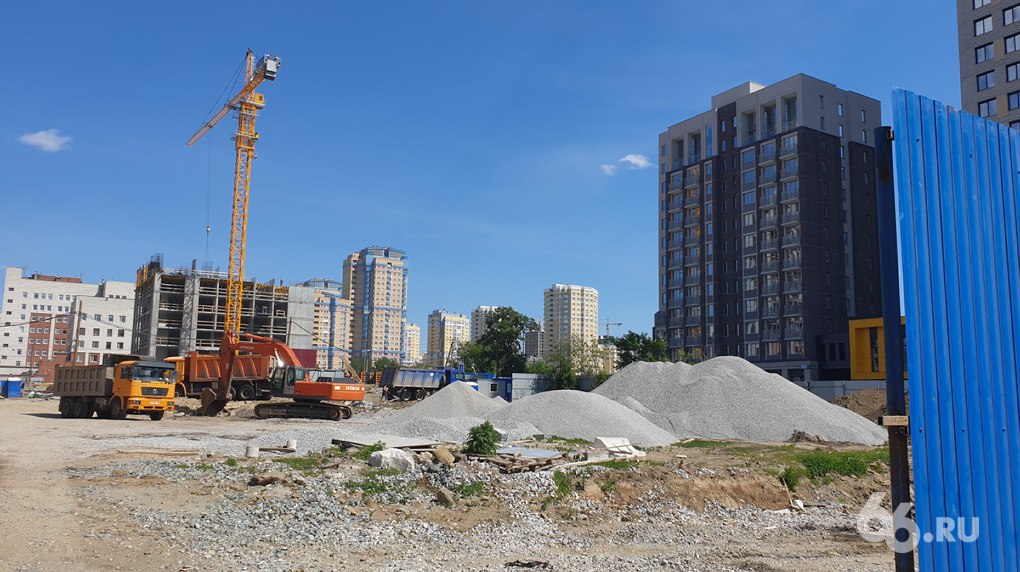 Пока рынок недвижимости погружается в кризис, в Сочи проходит форум недвижимости С момента отмены всеобщей льготной ипотеки прошел почти год. За это время ключевая ставка взлетела до 20%, а продажи в новостройках рухнули на 16%. Все понимают, что ключ к выходу из кризиса — снижение ключевой ставки. Но об этом на форуме «Движение» практически не говорили. Зато застройщики обсудили системные проблемы, которых старались не замечать, пока все было хорошо Новости из Екатеринбурга