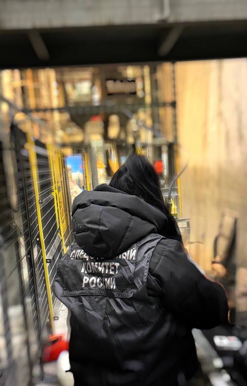 В Воронеже на предприятии погиб 18 летний парень Инцидент произошел на заводе Воронежсинтезкаучук в ночь с 28 на 29 января Молодой человек нарушил правила безопасности при проведении работ Он получил травмы которые привели к летальному исходу Следователи устанавливают обстоятельства случившегося К выяснению причин трагедии приступили все службы предприятия Мы в Мах