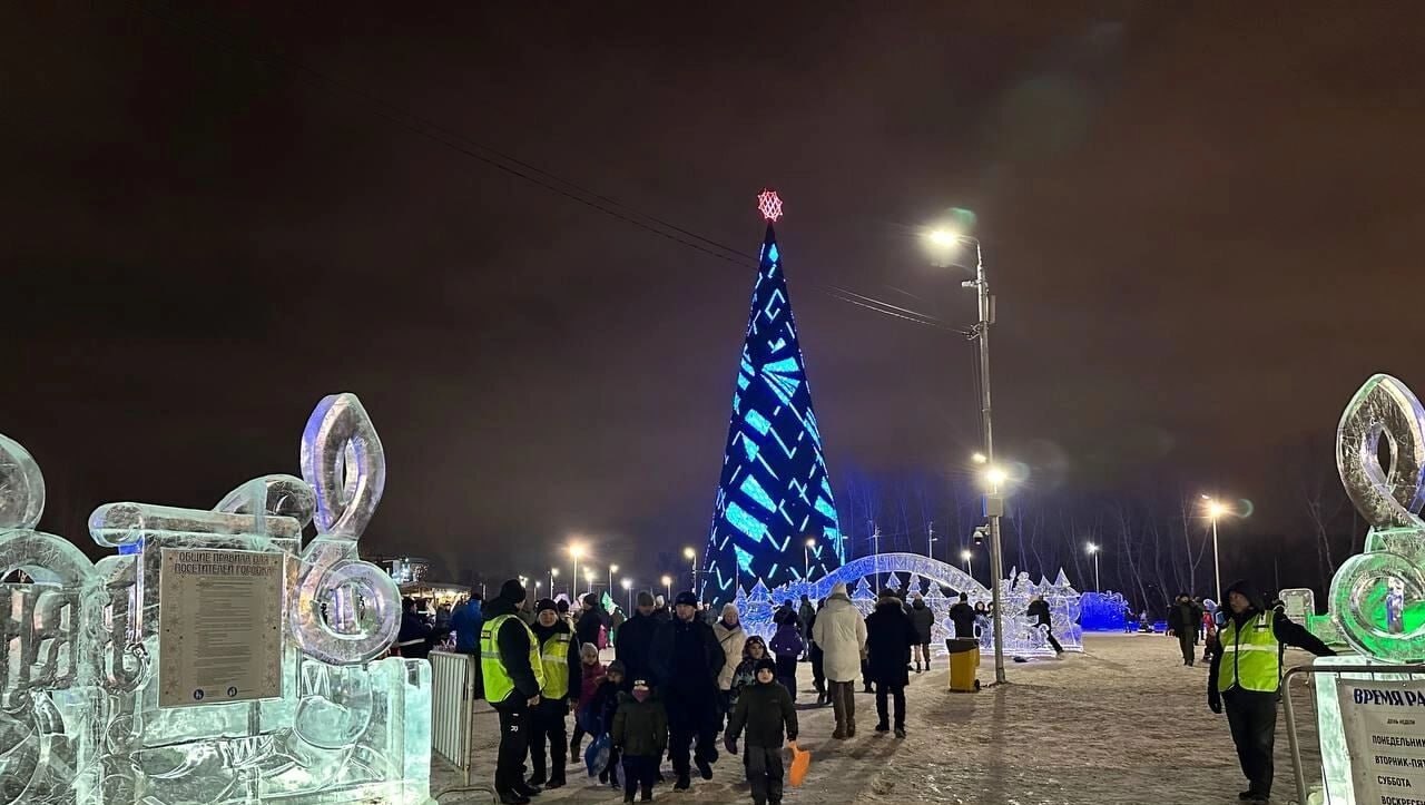 На новогодние елки в Красноярске выделили 40 миллионов На главную елку города которую устанавливают на острове Татышев собираются потратить почти 17 миллионов рублей Эту елку высотой 55 метров в форме конуса с иллюминацией критикуют некоторые красноярцы По контракту смонтировать елку нужно до 22 декабря убрать 10 марта 2026 года На установку семи районных елок собираются потратить 22 миллиона Их установят в таких местах Центральный район сквер имени Чернышевского Кировский район сквер Энтузиастов Железнодорожный район парк им Гагарина Октябрьский район сквер Серебряный Свердловский район площадь имени Свердлова Кировский район сквер Каменный городок Ленинский район ДК 1 Мая Районные елки нужно смонтировать к 10 декабря Разбирать их будут с 15 по 28 февраля prmira news