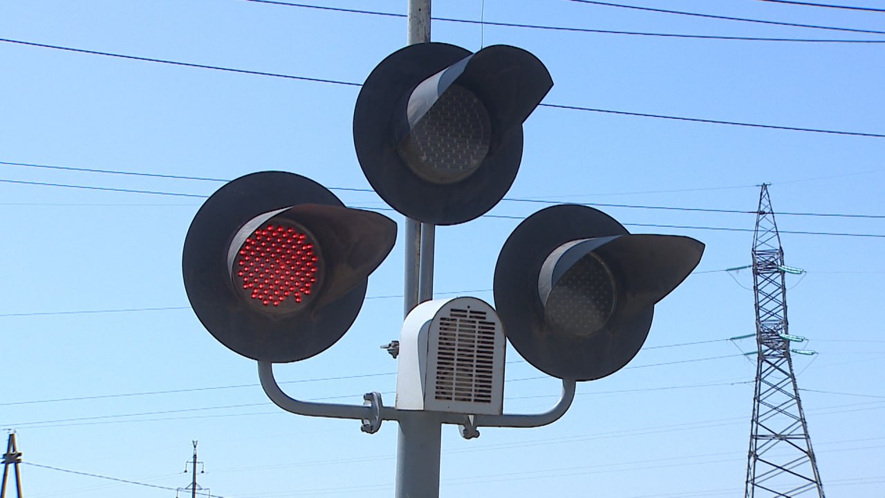 Железнодородный переезд на 1042 километре перегона Котлубань Гумрак в Городищенском районе временно закроют Как сообщает пресс служба ПривЖД движение транспорта через железнодорожный переезд на 1042 километре перегона Котлубань Гумрак пересечение с автодорогой от трассы Р 22 Каспий к хутору Новая Надежда ограничивается с 20 00 7 декабря до 22 00 9 декабря На участке запланирован ремонт Объехать можно через поселок Гумрак Подписаться Перейти на сайт MAX