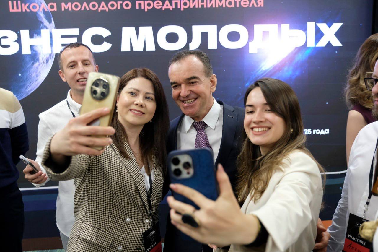 За пять лет более 5 5 тысячи выпускников школы Бизнес молодых открыли свое дело В Краснодаре подвели итоги пятилетней работы проекта для молодых предпринимателей запущенного по поручению губернатора Делать первые шаги в бизнесе и добиваться реального результата сегодня особенно сложно Но каждый предприниматель формирует благополучие кубанских семей а вместе с ней экономику края и страны Для нас важно не потерять ни одного человека который чувствует рынок понимает его конъюнктуру и способен сделать востребованное предложение в любой сфере Поэтому мы и открыли школу Бизнес молодых За пять лет обучение в ней прошли 12 5 тысяч человек из них около 2 тысяч стали предпринимателями еще 3 5 тысячи самозанятыми Выпускники проекта получили свыше 255 миллионов рублей льготных займов на открытие и развитие своего дела С 2021 года в бюджеты всех уровней перечислили около 500 миллионов рублей налогов За пять лет проект доказал свою эффективность сказал Вениамин Кондратьев