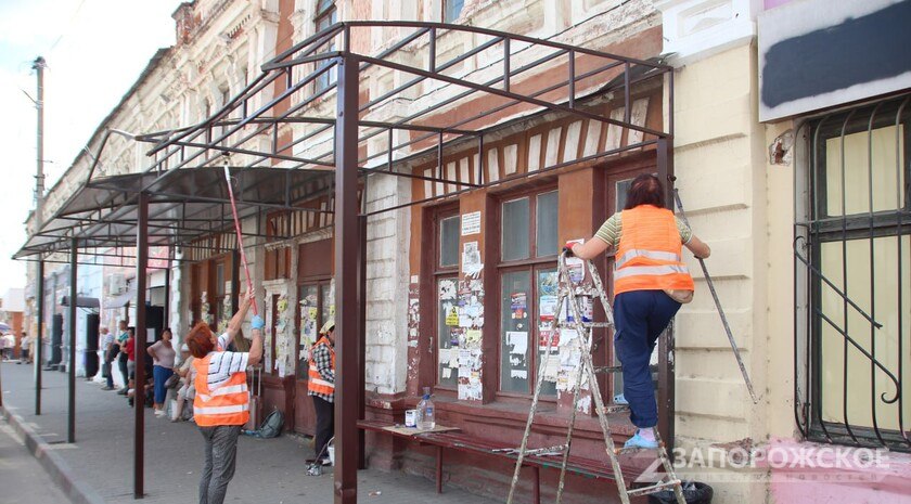 В Мелитополе отремонтировано более 40 остановок Подрядная организация отремонтировала и привела в соответствие 43 остановки в Мелитополе. Об этом корреспонденту Запорожского агентства новостей сообщил заместитель директора департамента ЖКХ по вопросам дорожного движения администрации городского округа Мелитополь Иван Сурков. «В рамках благоустройства на сегодняшний день подрядная организация отремонтировала и привела в соответствие 43 остановочных комплекса, расположенных на территории Мелитополя. В общей сложности планируется привести в порядок более 150 остановок, а 18 остановочных комплексов полностью заменить на новые. Все это делается для создания более комфортных условий жизни для жителей и гостей нашего города», — отметил Сурков. Фото: Запорожское агентство новостей Читать полностью