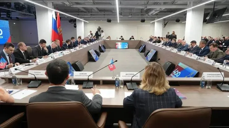 Норникель вложит миллиарды рублей в подготовку к празднованию 400 летия Красноярска Накануне зампредседателя правительства РФ Александр Новак провел выездное совещание федерального оргкомитета по подготовке и проведению празднования 400 летия Красноярска Вместе с губернатором Михаилом Котюковым представителями региональных и федеральных властей он оценил ход работ на инфраструктурных объектах города включенных в план подготовки к юбилейной дате Губернатор Котюков подчеркнул что сейчас завершены работы уже по 20 подготовительным мероприятиям на сумму более 18 млрд рублей При этом крупные промышленные и государственные корпорации активно включаются в процесс заключено более 11 соглашений на сумму свыше 14 млрд рублей на ремонт и реконструкцию социальных объектов строительство гостиниц спортцентров парков и скверов Фото Норникель Подписаться на sibnovosti ru предложить новость