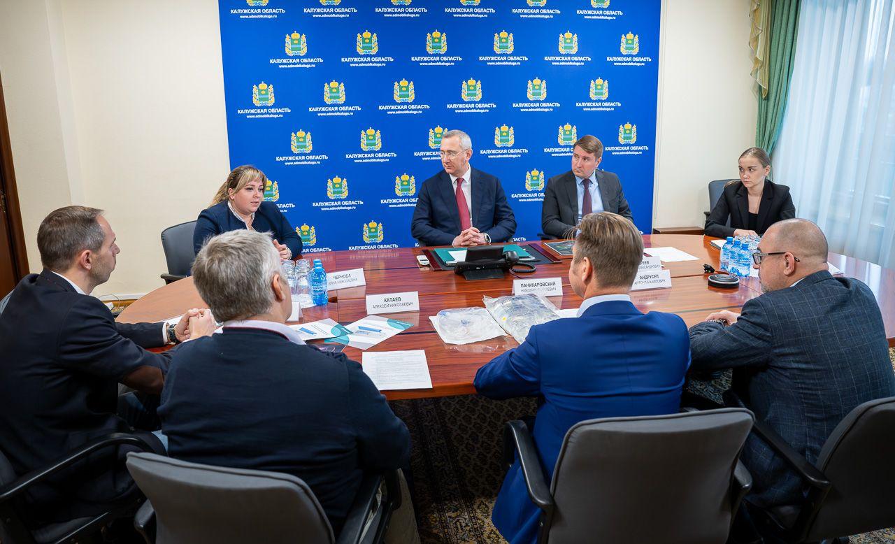 Строительство первого в России завода по производству медицинской техники и изделий для гемодиализа идёт полным ходом В этом лично убедился губернатор Калужской области Владислав Шапша На встрече с главой региона гендиректор Фармасинтез Медтех Николай Паникаровский и гендиректор Новадиала Алексей Катаев рассказали как продвигается строительство и показали опытные образцы продукции Строительно ремонтные работы в производственных помещениях на заводе уже завершены сейчас монтируют технологическое оборудование и проводят комплексные технические испытания Следующий этап регистрация выпускаемой продукции в Росздравнадзоре под торговой маркой Новадиал Площадку планируют запустить в марте 2026 года Объём вложений оценивается в 2 млрд рублей Проект без преувеличения амбициозный завод станет первой в стране промышленной площадкой способной полностью удовлетворить внутренний спрос на высокотехнологичное оборудование и расходные материалы для гемодиализа и перитонеального диализа Шапша поручил профильным региональным ведомствам детально проработать возможности внедрения новой продукции в систему здравоохранения Калужской области Старания Фармасинтез Медтеха оценили и на федеральном уровне Михаил Мишустин отметил его как яркий пример инициативы способствующей укреплению технологического суверенитета страны Без рецепта