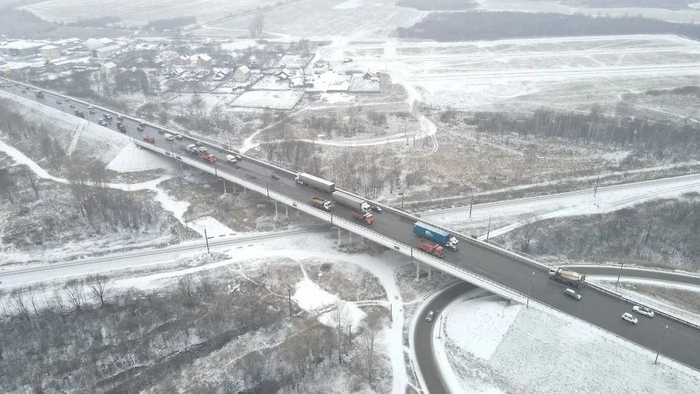 В Ярославле Суринский путепровод на Юго-Западной окружной дороге находится в неисправном и ограниченно работоспособном состоянии, что пока не повлекло снижения грузоспособности. Об этом «Ъ-Ярославль» сообщили в мэрии.  Путепровод фактически является частью федеральной трассы М-8, но находится на балансе городских властей. В мэрии рассказали, что обследованием в 2022 году занимался «Научно-исследовательский институт мостов и гидротехнических сооружений».  «По результатам обследования состояние сооружения оценено в 2 балла – "неудовлетворительное  неисправное, ограниченно работоспособное ". Дефекты и повреждения, снижающие грузоподъемность, отсутствуют. Эксплуатация под проектные нагрузки А11 и НК80 разрешена»,— рассказали в мэрии об итогах обследования.   -канал «Ъ-Ярославль»