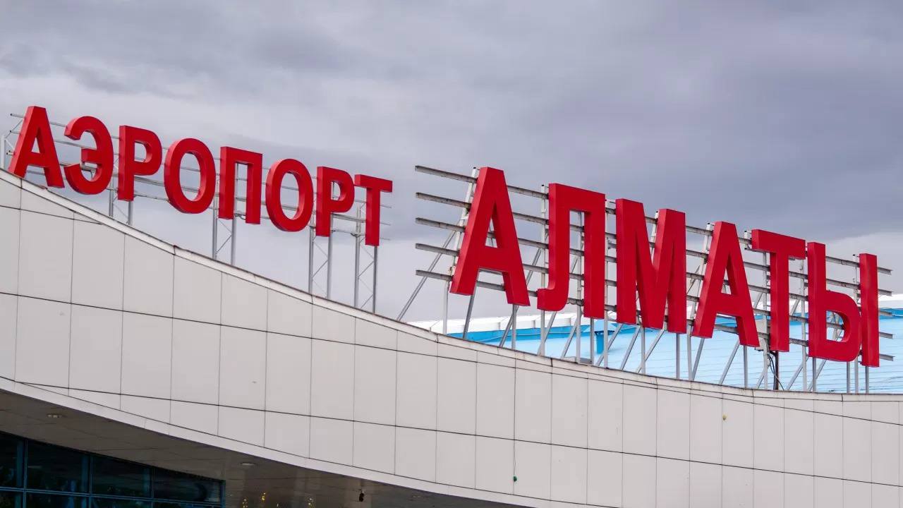 362 млн долларов инвестируют в развитие аэропорта Алматы Турецкая управляющая компания планирует инвестировать эту сумму с 2025 по 2029 годы. За счет этих средств инвестор реконструирует взлетно-посадочную полосу, построит новый перрон для компаний, занимающихся грузовыми перевозками, отремонтирует терминал внутренних рейсов, модернизирует и оцифрует имеющиеся грузовые склады и построит аэропортовую гостиницу. Напомним, что новый терминал аэропорта Алматы общей площадью 53 500 квадратных метров был сдан в эксплуатацию в июне прошлого 2024 года. Его строительство обошлось инвестору в 780 млн долларов. /atamekenbusiness