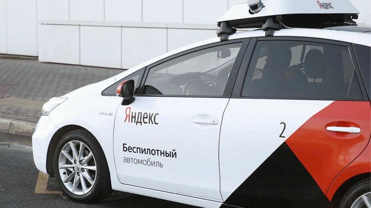 Автономные автомобили Яндекса начали выполнять поездки в центральных районах Москвы Расширение зон связано с внутренним тестированием технологии роботакси в рамках пилота Поездки доступны сотрудникам компании В их процессе Яндекс постепенно расширяет зоны где обкатывается технология в том числе в новых районах Москвы Как отметили в компании такие тесты стандартная часть подготовки технологии к дальнейшему развитию и масштабированию К слову в сервисе Яндекс Go разработчики добавили в приложение визуализацию спроса на для такси Также ранее мы рассказывали о том что пассажиры Яндекс Go получат ИИ подсказки во время поездки на такси в место назначения Транспорт и логистика Подписаться