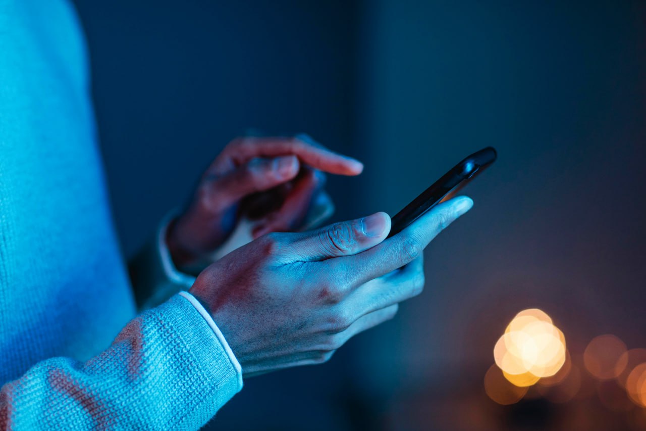 Жителей Бурятии предупредили о применении ИИ для мошенничеств перед Днем матери Аферисты имитируют голоса детей и просят денег у родственников Жителей Бурятии предупредили об активизации мошенников которые используют современные технологии для выманивания денег накануне Дня матери Соответствующее предупреждение распространила Общественная палата РБ Одна из самых коварных схем звонки родственникам С помощью нейросетей аферисты создают точную имитацию голоса ребенка или внука Звонящий заявляет что хочет купить подарок маме или бабушке и просит перевести деньги на указанный счет Из за эмоционального воздействия и правдоподобности голоса многие люди попадаются на эту удочку Далее фото freepik