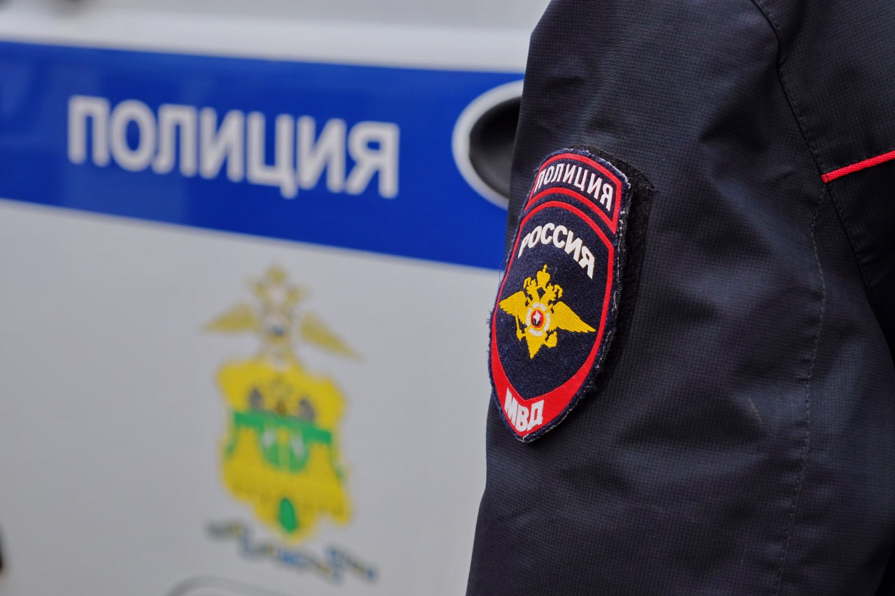 Заглянул в мамин кошелек В Красноармейском районе сын обокрал родную мать В полицию обратилась женщина которая рассказала что у неё пропали деньги Полицейские быстро разобрались в ситуации и нашли подозреваемого Им оказался сын потерпевшей 47 летний мужчина Он взял деньги у матери чтобы расплатиться с долгами а часть потратил на алкоголь и продукты Общий ущерб составил 9 тысяч рублей По факту кражи возбуждено уголовное дело сообщает пресс служба ОМВД России по Красноармейскому району Лента коротких новостей в МАХ