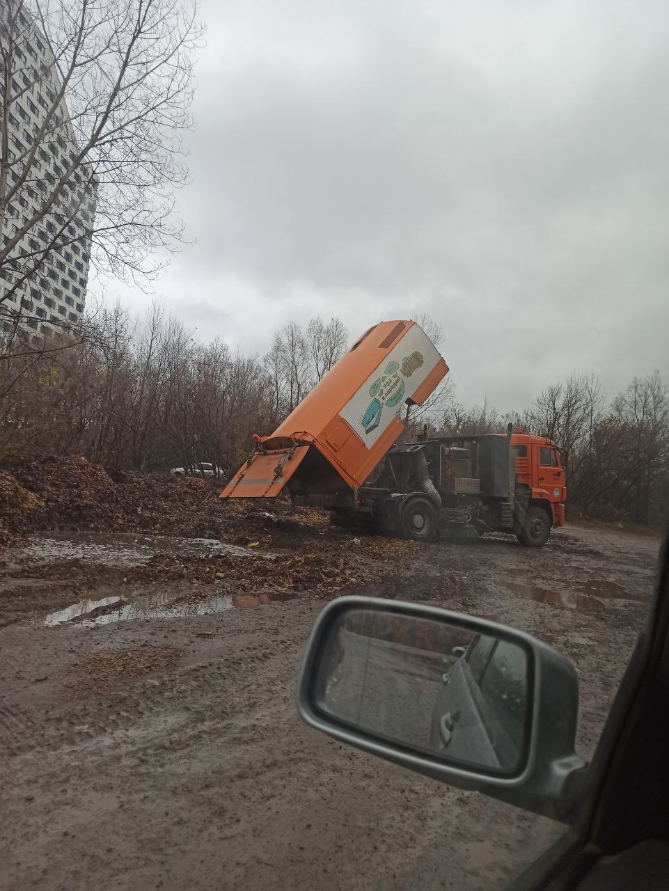 По материалам проверки прокуратуры Республики Башкортостан ФАС России выявила картельный сговор на сумму более 1 8 млрд рублей Региональная прокуратура выявила признаки сговора ряда организаций заключивших с региональным оператором по обращению с отходами договоры на транспортирование твердых коммунальных отходов Установлено что перевозчики являются аффилированными между собой организациями а их действия привели к заключению контрактов с минимальным снижением цены По результатам рассмотрения материалов направленных прокуратурой республики в ФАС России возбуждено административное дело о нарушении антимонопольного законодательства По предварительной оценке ведомства общая сумма начальных максимальных цен контрактов составляет свыше 1 8 млрд рублей ФАС Башкирии сообщило что в нарушении антимонопольного законодательства подозреваются ООО Южная Транспортная Компания ООО Альянс Групп ООО Чистый город ООО СпецАвтоХозяйство ООО Транслогистик ООО Экотранс и ООО Экоцентр