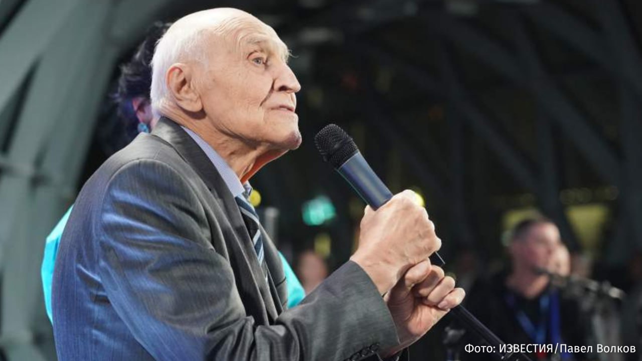 Самочувствие телеведущего Николая Дроздова на фоне онкологического заболевания улучшилось рассказала его супруга РЕН ТВ Всё хорошо у него всё нормально анализы хорошие сообщила Татьяна Дроздова Сейчас телеведущий занимается спортом и выполняет упражнения на тренажерах под руководством инструктора Ранее СМИ сообщили что Дроздову удалось выйти в ремиссию Телеведущий которому 88 лет проходит реабилитацию укрепляет организм и следит за питанием РЕН ТВ в Telegram в MAX