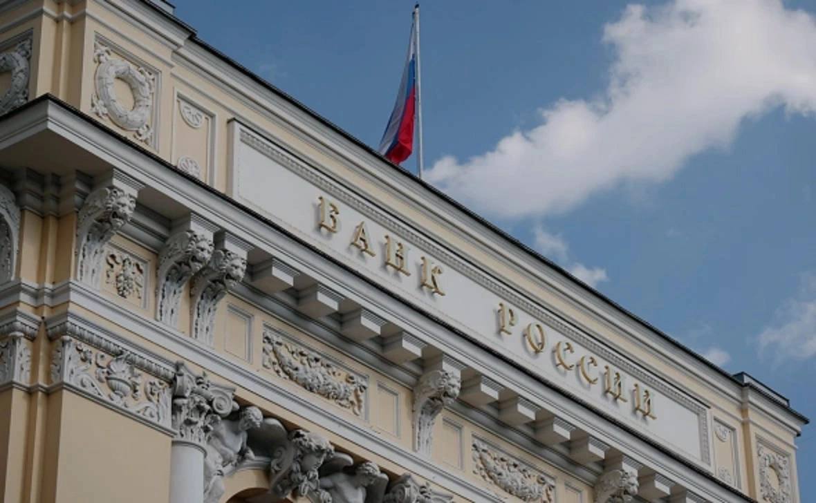 Банк России предупредил жителей Башкирии о новой финансовой пирамиде Банк России внес ижевскую компанию Добролайф в список организаций с признаками нелегальной деятельности на финансовом рынке Также в черный список попали интернет проекты компании Deep cashback DCB и DCB Technology Регулятор выявил в их работе признаки финансовой пирамиды Организация в основном действует через Telegram но также привлекает клиентов офлайн и устраивает живые встречи в разных городах В Башкирии известно о таких встречах в Уфе и Нефтекамске сообщили в Нацбанке республики По данным регулятора организаторы предлагают вступить в цифровую программу лояльности для получения скидки на популярных маркетплейсах с которыми у проекта якобы есть партнерские соглашения Для вступления в нее граждан убеждают приобрести карту DCB за 5 100 тыс руб Клиентам обещают начислять на карту баллы которые можно обменять на сертификаты маркетплейсов При привлечении новых участников в программу человеку обещают больше баллов Банк России сообщает что на самом деле организация не ведет никакой реальной деятельности и не может гарантировать доход участникам программы Кроме того не подтвердилось и наличие соглашений компании с маркетплейсами РБК Уфа в Telegram РБК Уфа в MAX