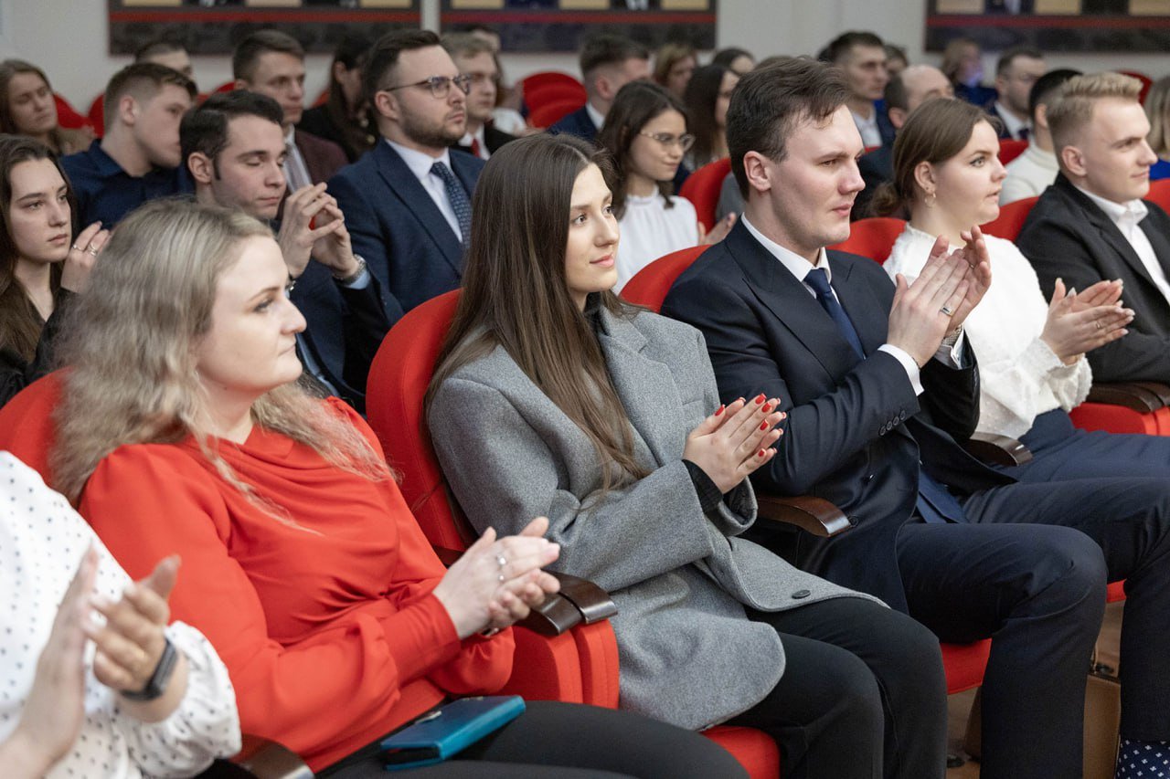 В Тульском музее оружия прошло первое заседание Молодежного парламента   В него вошли 52 человека в возрасте от 18 до 35 лет, среди которых — дети участников СВО, представители общественных объединений, члены региональных политических партий, студенты и молодые специалисты нашего региона.  На первом заседании молодые парламентарии избрали председателя и его заместителей, а также обсудили планы работы.  «Многие сегодняшние депутаты начинали свою деятельность именно в Молодежном парламенте», — отметил председатель Тульской областной Думы Андрей Дубровский.