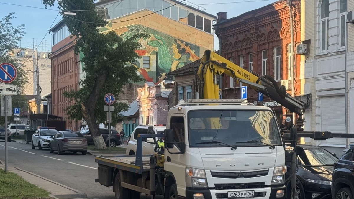 Внимание: в Самаре на улице Льва Толстого временно ограничат движение с 13 мая На улице Льва Толстого в Самаре временно изменится схема движения. В связи с проведением ремонтных работ на водопроводе, с 10:00 во вторник, 13 мая, до 10:00 в четверг, 15 мая, будет ограничено движение транспорта на участке улицы Льва Толстого от улицы Братьев Коростелевых до улицы Ленинской. Для обеспечения комфортного передвижения жителей и гостей города, общественный транспорт станет следовать по альтернативным маршрутам: Автобусы маршрута №5 будут объезжать перекрытый участок через улицы Льва Толстого – Братьев Коростелевых – Красноармейскую – Самарскую, после чего продолжат движение по привычному маршруту в обоих направлениях; Автобусы маршрута №37 также будут следовать по скорректированному пути: улица Льва Толстого – Братьев Коростелевых – Красноармейская – Самарская – улица Льва Толстого, а затем по своему обычному маршруту в обоих направлениях. Представители ресурсоснабжающей организации приносят извинения за временные неудобства и просят горожан заранее планировать свои поездки. Кроме того, рекомендуется запастись водой для бытовых нужд, так как возможны кратковременные отключения холодного водоснабжения в близлежащих домах. : ГТРК Самара