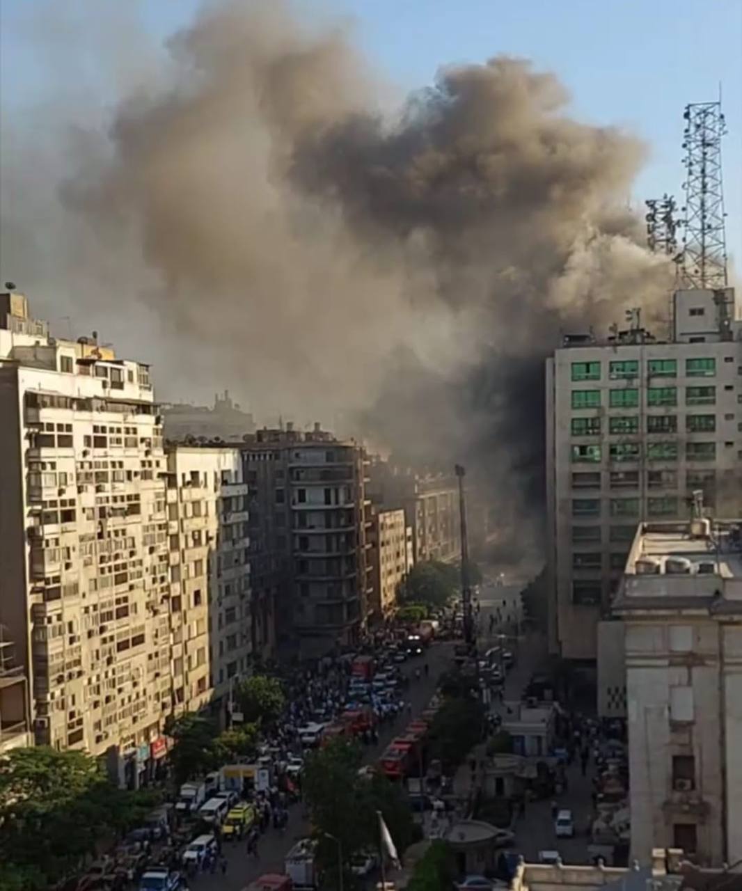 В Каире произошло возгорание в здании Central Ramsis, где базируется главный офис телекоммуникационной компании Telecom Egypt, передает корреспондент РИА Новости. Причина инцидента пока не установлена. На данный момент пострадал 21 человек, сообщает министерство здравоохранения Египта. По информации корреспондента РИА Новости, пожар повлек за собой перебои со связью и интернетом в Египте. Ряд сайтов и приложений не работают. Провайдеры подтвердили информацию о сбоях в работе телекоммуникационных услуг. Фото и видео пожара публикуют в соцсетях. / Все наши каналы