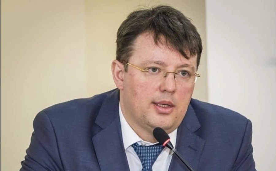 Экс-главу Советского района Владимира Исаева приговорили к 8 годам колонии строгого режима за взятки. Также его оштрафовали почти на 2 миллиона рублей. Исаева задержали еще в 2020 году, обвинив в том, что в 2018-2019 годах он получил взятку в 260 тысяч рублей и закрыл глаза на то, что некий предприниматель установил незаконную торговую точку. Далее обвинений стало больше: по мнению суда, за два года бывший глава района получил больше миллиона рублей за «крышевание» торговцев. Подпишись Предложи новость