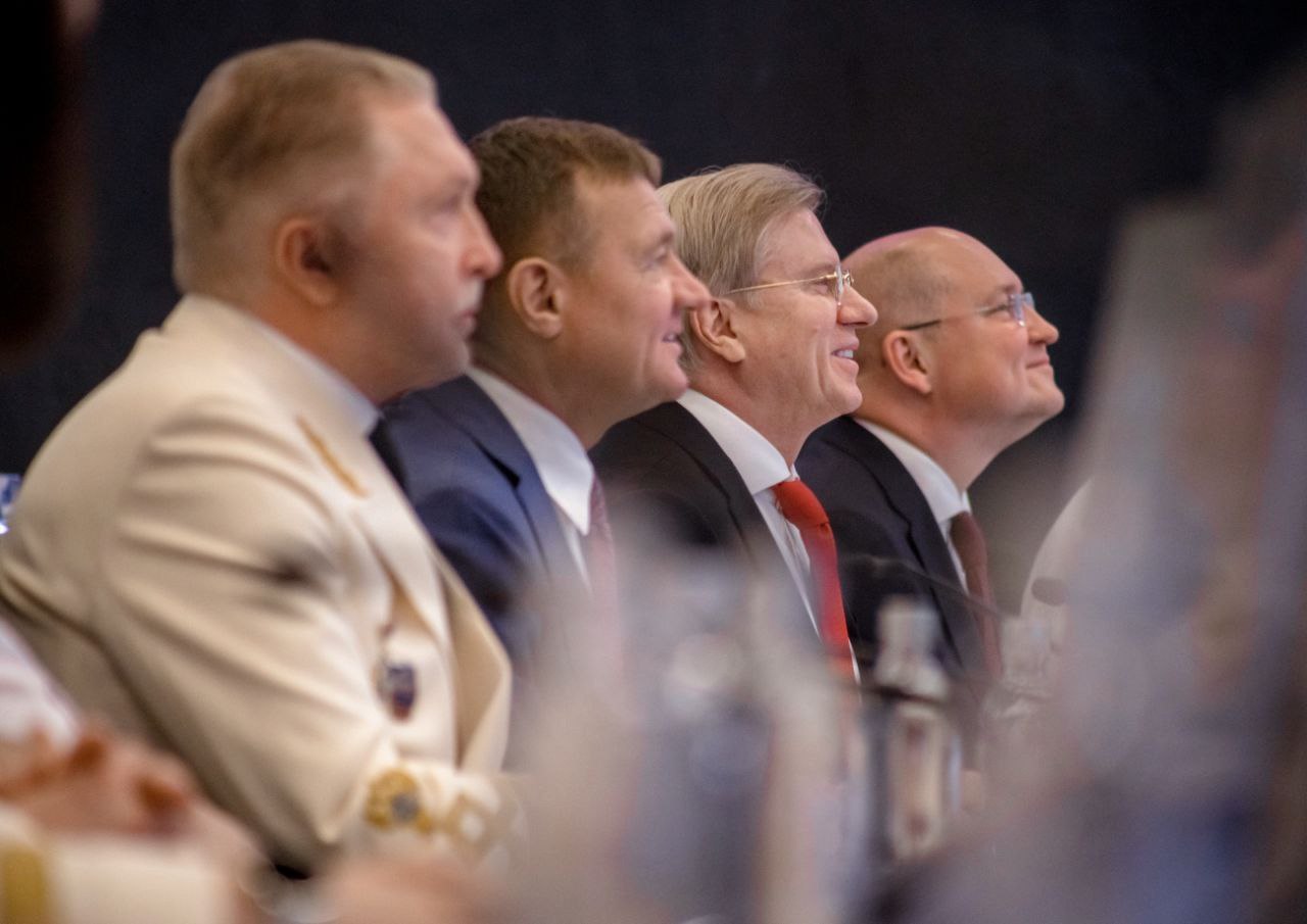 Министерство транспорта РФ VK Семь футов под килем! Вице-премьер Виталий Савельев и глава Минтранса Роман Старовойт поздравили работников и ветеранов морского и речного флота в преддверии профессионального праздника. На селекторном совещании курирующий вице-премьер и команда Минтранса приняли участие по ВКС в девяти главных событиях для отрасли. В частности, посмотрели, как прибывают туристы на пристань Чистополя после ее обновления, заслушали доклад об окончании ледокольной навигации — на северо-западе нашей страны в ней приняли участие 13 ледоколов, которые провели 1183 судна. Проводили в добрый путь выпускников легендарной «Ушаковки» — из ее стен выходит в профессиональный мир 2600 специалистов. Виталий Савельев зачитал участникам селектора поздравление Президента России Владимира Путина, и отметил: «Я с большим уважением отношусь к вам и той работе, которую вы ежедневно проделываете. Перед нами поставлены высокие цели. Я уверен, что вы успешно их достигнете и реализуете все масштабные задачи. Желаю вам успехов, удачи и благополучия. Глава Минтранса зачитал работникам отрасли слова поздравления Председателя Правительства Михаила Мишустина. «От себя, уважаемые друзья, позвольте и присоединиться к прозвучавшим поздравлениям. Отрадно отметить, что впервые у нас в новом пакете национальных проектов реализуется федеральный проект «Развитие кадрового потенциала транспортной отрасли» и я хочу заверить наших курсантов, что они крайне востребованы в отрасли, и я хочу пожелать всем крепкого здоровья и всего самого-самого доброго,» — завершил Роман Старовойт.