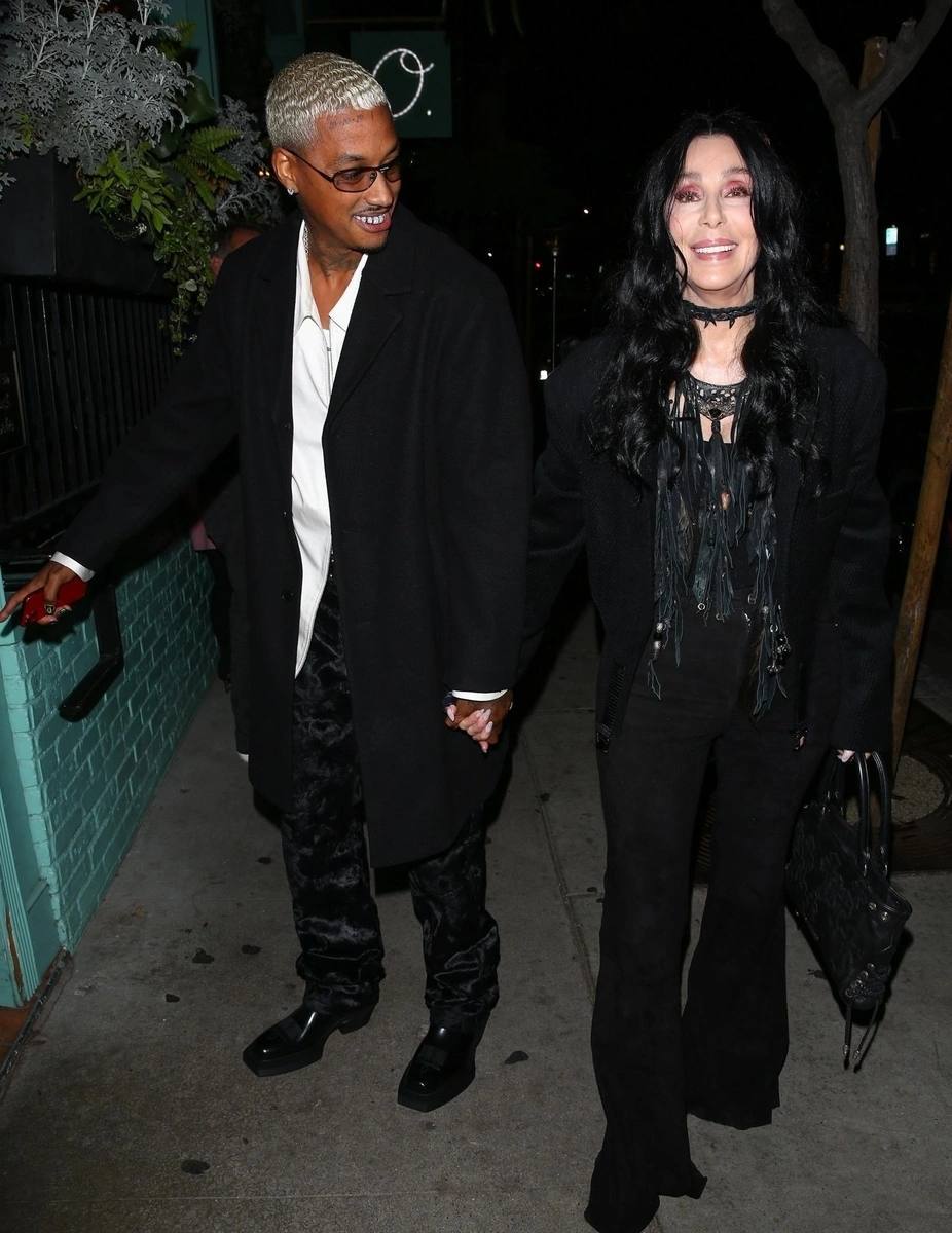 Любви все возрасты попкорны Шер всё таки собралась замуж за своего молодчика бойфренда Александра Эдвардса Ей 79 ему 39 Говорят свадьба назначена на май в преддверии юбилея звезды А вообще предложение Эдвардс сделал еще три года назад Могли бы пошутить что невеста долго думала потому что всё время забывала кто с ней рядом и чего он хочет но не будем Счастья молодым