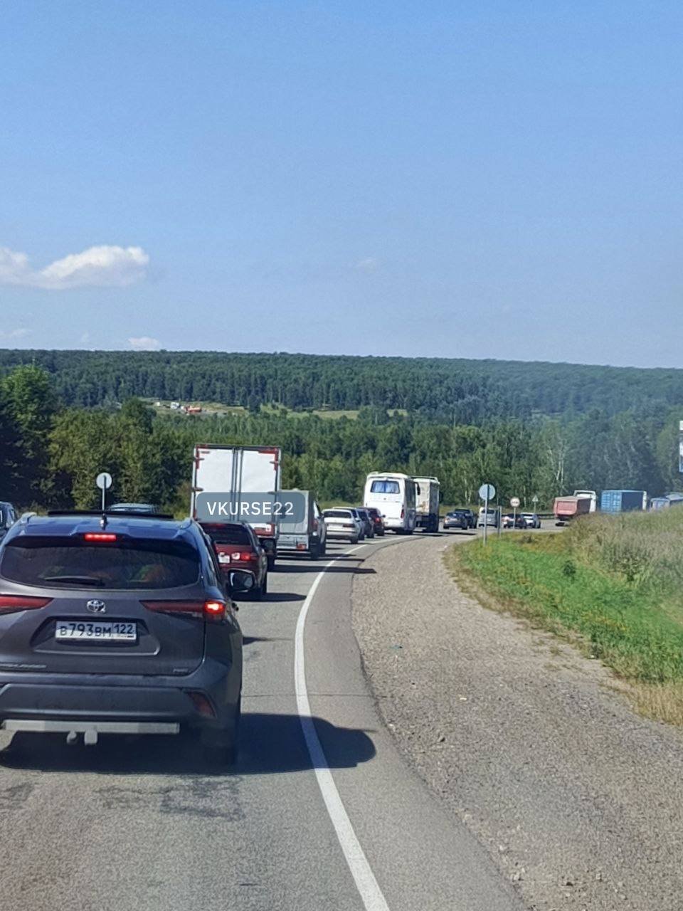 Авария с участием бензовоза произошла рядом с селом Полковниково в сторону Барнаула Бензовоз столкнулся в лоб с легковым автомобилем. Из-за ДТП образовалась большая пробка. По словам очевидцев, есть пострадавшие. Информация уточняется. Видео и фото: "В курсе 22"