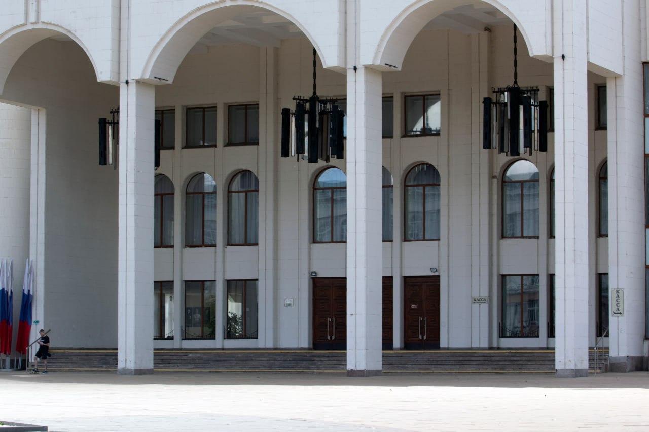 Губернатор Курской области раскритиковал продажу билетов на Ревизора очередь у драмтеатра и одна касса Из за высокого спроса на постановку Ревизор московской Табакерки в Курске назначили дополнительный показ на 5 ноября а реализацию билетов провели 29 октября У курского драмтеатра образовалась большая очередь работала лишь одна касса люди занимали места с ночи Губернатор Александр Хинштейн назвал ситуацию недопустимой указав что театр мог организовать продажу через второго билетёра По словам главы региона выручка с каждого спектакля составляла около миллиона рублей что позволяло обеспечить более комфортный сервис для курян Он потребовал от администрации учреждения учесть ошибки и наладить работу с посетителями на будущих показах Курская Telega Прислать новость