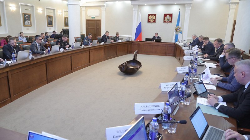 Муниципальный контроль провел за месяц более 740 мероприятий в сфере благоустройства Об этом сообщил глава Архангельска Дмитрий Морев на оперативном совещании при губернаторе Архангельской области Александре Цыбульском. – В результате мониторинга объектов выдано 47 предписаний и 61 предостережение. Возбуждено 124 дела об административных правонарушениях в соответствии с новыми требованиями регионального законодательства, – рассказал Дмитрий Морев. – Эпизоды связаны в основном с нарушениями при проведении земляных работ, ненадлежащим содержанием фасадов зданий, парковкой на газонах. Общая сумма взысканных средств с привлеченных к ответственности физических и юридических лиц составила более 4,2 млн рублей. Законодательными изменениями муниципалитеты наделены государственными полномочиями по составлению протоколов об административных правонарушениях в сфере благоустройства, что позволяет оперативно устранять нарушения обязательных требований. Губернатор Архангельской области отметил, что успехи в этом направлении работы у муниципалитета уже есть. – Город начали приводить в порядок, в том числе фасады домов, в некоторых местах сняты несанкционированные вывески. Прошу наращивать темпы работы с каждым месяцем, – сказал Александр Цыбульский.