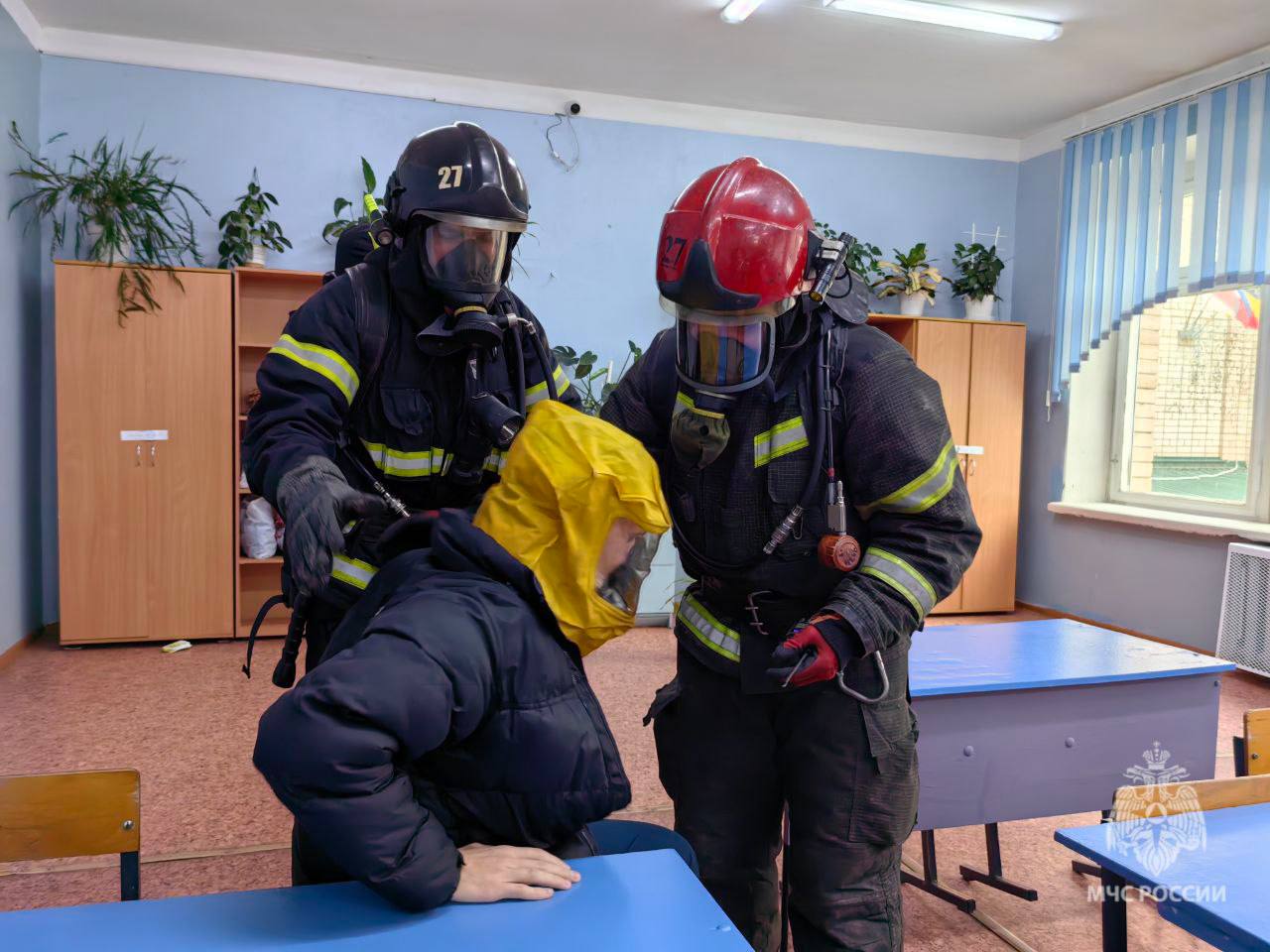 В Энгельсе «пожар»   Пожарно-спасательные подразделения города были подняты по тревоге. Поступил вызов на улицу Минскую, здание местной школы №32.   Согласно вводной пожарно-тактических учений, в лаборатории на втором этаже из-за короткого замыкания электропроводки возник пожар, площадь составила 3  0   квадратных метров, создалось сильное задымление.   Эвакуированы были более тысячи детей. Был и один условно пострадавший. Статиста-студента отыскали в задымленном помещении и спасли пожарные ‍ .  Была и дополнительная вводная - одному из пожарных потребовалась помощь коллег.