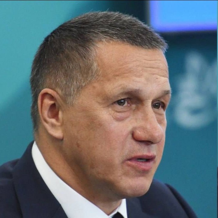 Встретился с зампредседателя правительства РФ Юрием Трутневым. Обсудили вопросы развития карельской Арктики Отдельно остановились на проблеме транспортной доступности арктических районов. В условиях севера этот вопрос требует особого внимания. К примеру, доставка спецтехники и материалов для строительства дорог нам обходится намного дороже, чем в средней полосе России. Предложил рассмотреть внесение изменений в правила предоставления субсидий для арктических территорий. Юрий Петрович наши предложения поддержал. Обсудили и вопросы развития судоходной, автомобильной и железнодорожной сети. Одна из задач, которая стоит перед Карелией, - развитие транспортного узла, объединяющего сеть автодорог и ББК, который может стать альтернативным транспортным коридором. Совместно с федералами готовим этот проект к реализации. Благодарю Юрия Петровича за встречу и поддержку! Развитие транспортной инфраструктуры Арктики признано приоритетом на государственном уровне. Уверенно двигаемся в этом направлении!