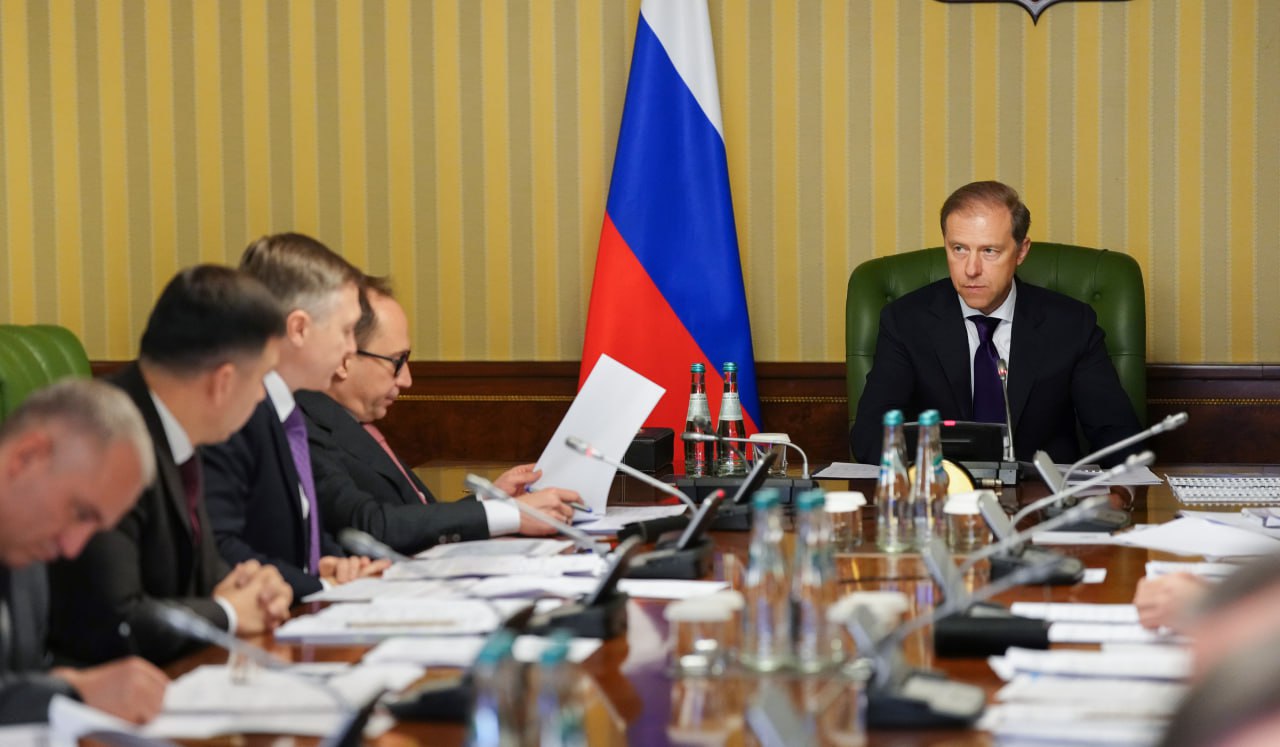 Денис Мантуров провел совещание по развитию отрасли лесного машиностроения На совещании обсудили текущую ситуацию в отрасли и реализацию инвестиционных проектов в том числе по производству лесозаготовительной и лесохозяйственной техники По итогам совещания Денис Мантуров поручил Проанализировать номенклатуру выпускаемой техники включая позиции производимые в Республике Белоруссия Необходимые виды и модели техники с учетом сроков их разработки необходимо интегрировать в план первоочередных мероприятий направленных на развитие производства и повышение доли российской лесозаготовительной техники на рынке Подготовить и представить Правительству дорожную карту по развитию производства комплектующих Особый акцент необходимо сделать на унификации узлов и агрегатов для разных видов техники Минпромторгу оценить эффективность мер поддержки предоставляемых производителям лесопромышленной техники в том числе лизинговых инструментов Еще один вопрос на повестке заседания дальнейшее развитие Инжинирингового научного центра лесного комплекса на базе Санкт Петербургского государственного лесотехнического университета им С М Кирова Денис Мантуров поручил проработать строительство испытательного полигона на базе центра Подписаться на Правительство России в MAX