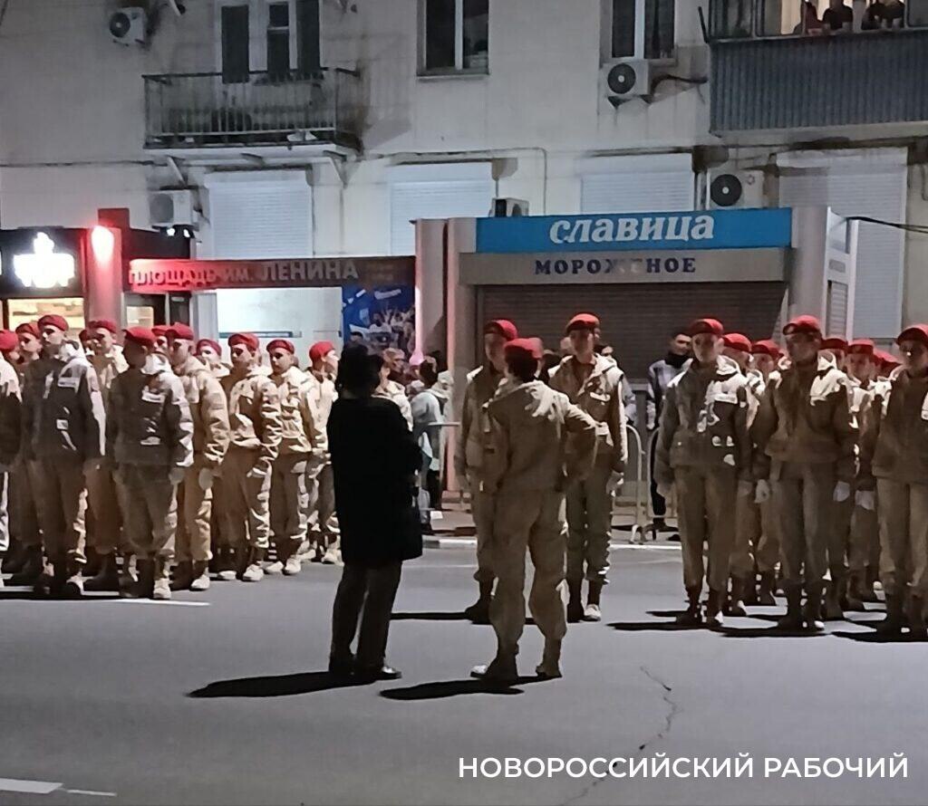 Вчера в Новороссийске прошла первая репетиция Парада Победы, перенесенная с предыдущего дня из-за угрозы атаки. Несмотря на перекрытые улицы, горожане и гости собрались понаблюдать за репетицией. Многие пришли с семьями, а молодежь занимала места у ограждений. Зрители обрадовались яркому уличному освещению - для фотоснимков. Гости расспрашивали местных о проведении парадов, выражая уважение к памяти воинов. Репетиция, хоть и не сама церемония, включала множество зрелищных моментов, таких как проезд автомобилей с номерами времен войны. Звучала песня «Вставай, страна огромная!», и начался проход военных колонн. Ожидая тяжелую технику, зрители продолжали наблюдение за репетицией.