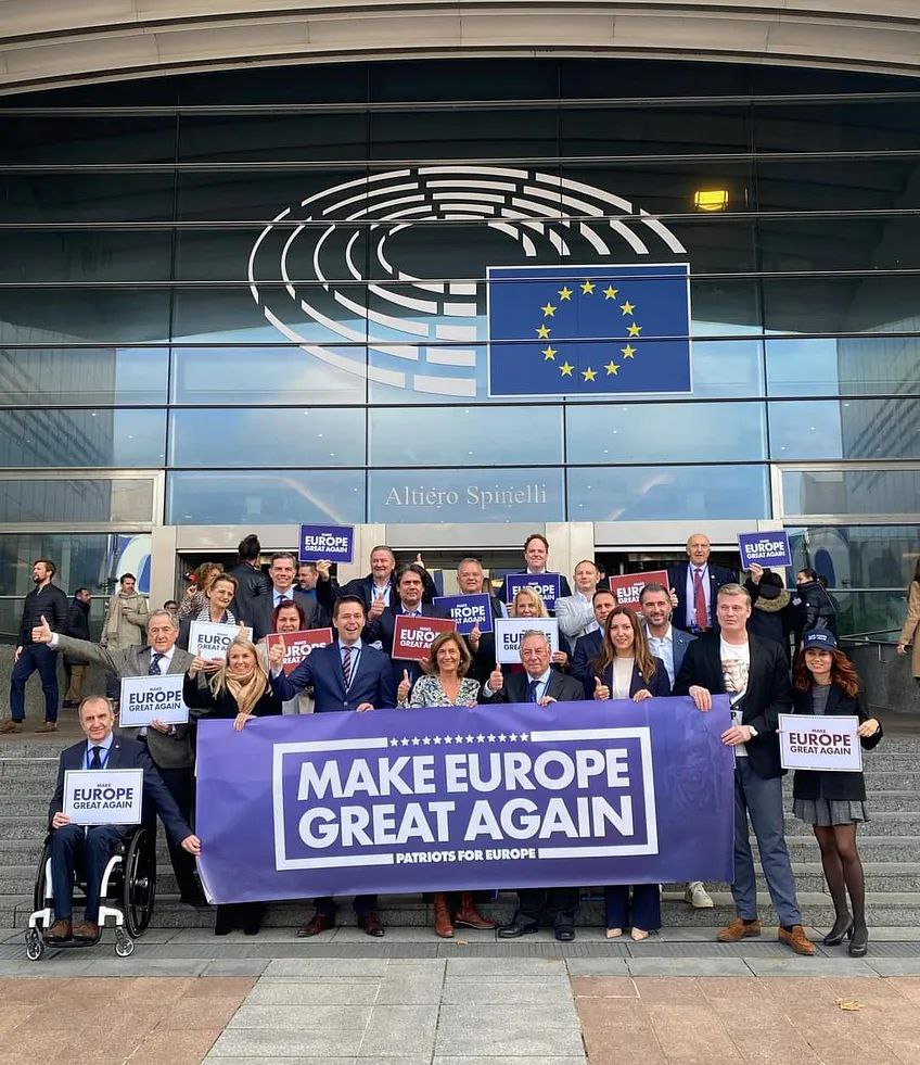 Центры MAGA хотят открыть в странах Европы По данным газеты Financial Time Госдепартамент США планирует финансировать связанные с движением MAGA Make America Great Again аналитические центры и организации в Европе Как отмечается таким образом Белый дом намерен продвигать свою политику на европейском континенте и противодействовать угрозам свободе слова Эту инициативу связывают с празднованием 250 летия независимости США Программа может охватить проекты в Лондоне Париже Берлине и Брюсселе Чиновница Госдепа Сара Роджерс уже встречалась в декабре с представителями британской партии Reform UK и представителями других влиятельных правых политсил Европы пишет FT В то же время в самой Reform UK опасаются слишком тесной ассоциации с MAGA из за низкой популярности Дональда Трампа в Великобритании что может негативно сказаться на рейтингах политической силы в своей стране