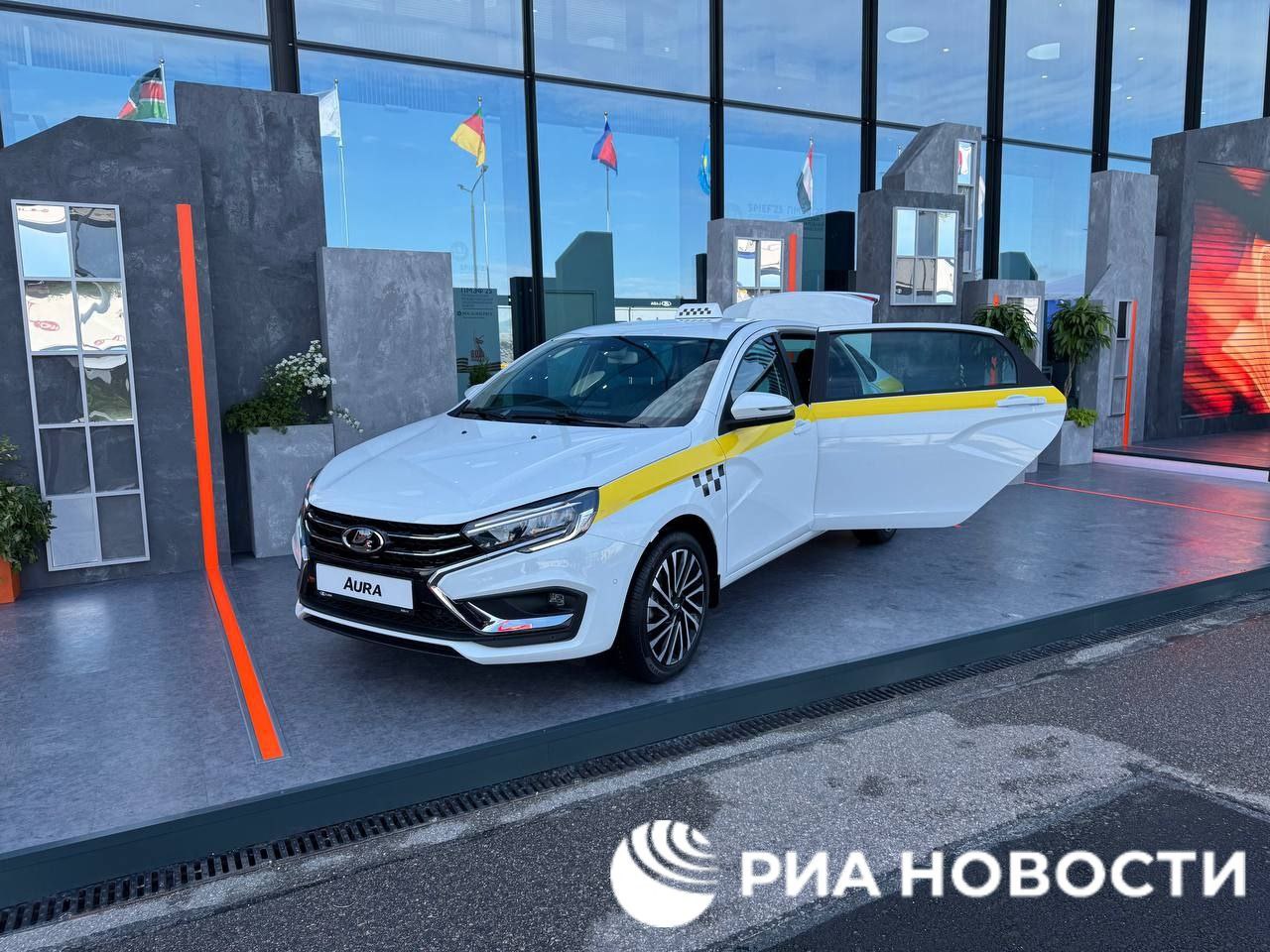 Первая партия Lada Aura для работы в такси поставлена российским таксопаркам сообщил АвтоВАЗ Двадцать машин уже переданы клиентам в Москве и Воронеже Подписаться на РИА Новости экономика Все наши каналы