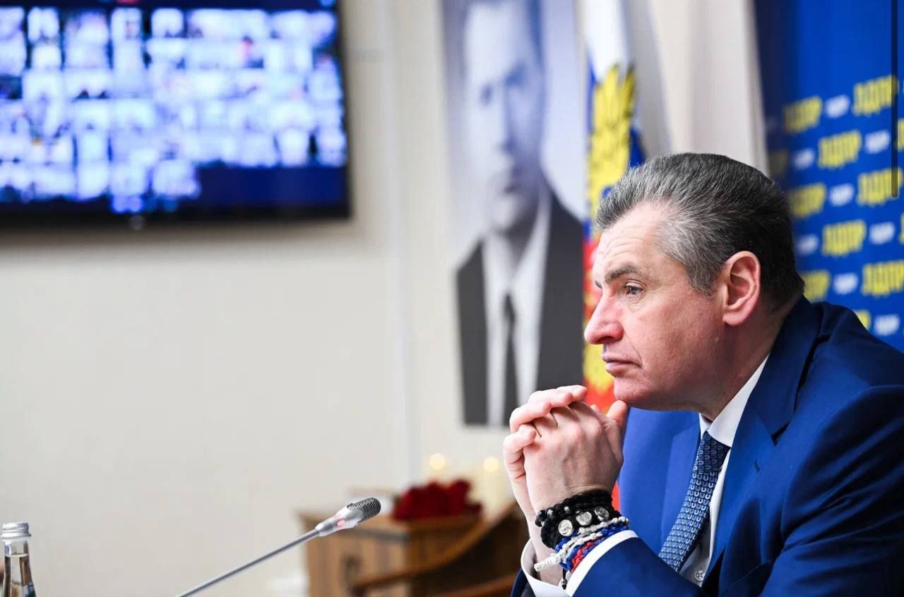 ЛДПР за развитие русской науки и поддержку молодых талантов!  Освободить от налогообложения гранты, премии, призы и подарки, которые получают молодые ученые, участвующие в научно-исследовательских и опытно-конструкторских работах  НИОКР  – с такой инициативой в Госдуме выступила ЛДПР во главе с Председателем партии Леонидом Слуцким.    Еще один важный шаг, чтобы привлечь в науку больше молодежи, повысить престиж научных профессий и гарантировать технологический суверенитет и лидерство России на десятилетия вперед!  Леонид Слуцкий уверен: нашей стране нужны новые поколения русских ученых.  «Мы понимаем, что без дерзости молодых талантов в науке не происходит прорывных открытий. А таких специалистов сейчас очень не хватает. Нестабильное финансирование, маленькие зарплаты отпугивают молодых исследователей. Поэтому ЛДПР предлагает полностью освободить от налогообложения доходы начинающих научных сотрудников в виде грантов, премий и других поощрений. Помочь молодым учёным сейчас – значит обеспечить технологический прорыв России в будущее», - обозначил Председатель ЛДПР.