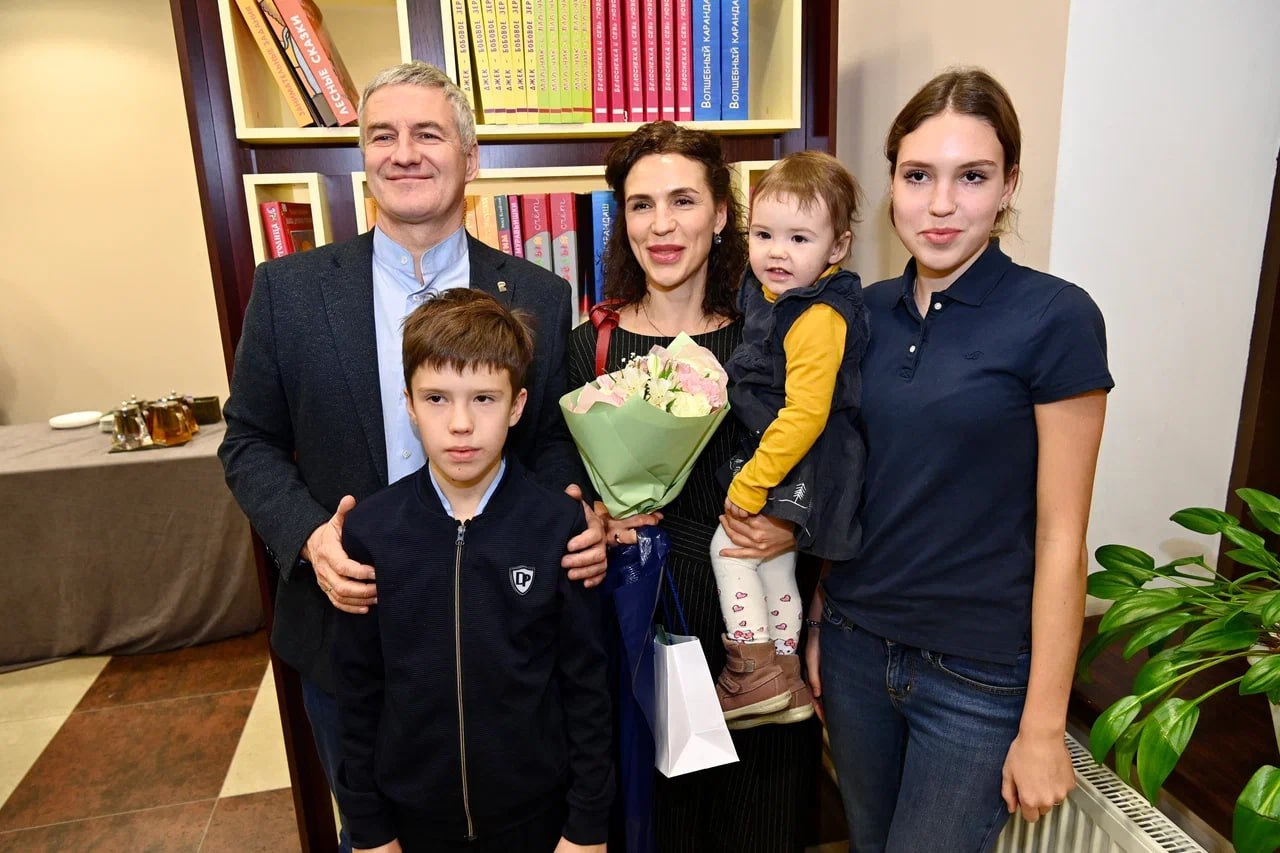 Внес в парламент Карелии законодательную инициативу о расширении мер господдержки молодым мамам студенткам Предложил увеличить со 100 до 150 тысяч рублей единовременную выплату при рождении первого ребенка 200 тысяч при рождении второго и последующих детей Сегодня Комитет по здравоохранению и социальной политике ЗС РК рассмотрит мою инициативу далее вопрос будет вынесен на ближайшее заседание Законодательного Собрания Напомню финансовая мера поддержки молодых мам которые учатся в вузах или колледжах действует у нас в республике с 2025 года Единовременную выплату 100 тысяч рублей получили 44 женщины В конце прошлого года в ходе встречи с молодыми мамами мы решили что сумму единовременной выплаты необходимо повысить Кроме того предложил Минсоцзащиты предусмотреть новую выплату за второго и последующих детей рожденных во время учебы а также расширить возможность получения выплаты до 30 лет для жительниц республики обучающихся очно Убежден что социальные меры для родителей должны становиться все более адресными и концентрироваться на молодой семье и поддержке материнства Именно это и является залогом развития нашего общества и государства Именно эти задачи нам ставит Президент России НашаКарелия