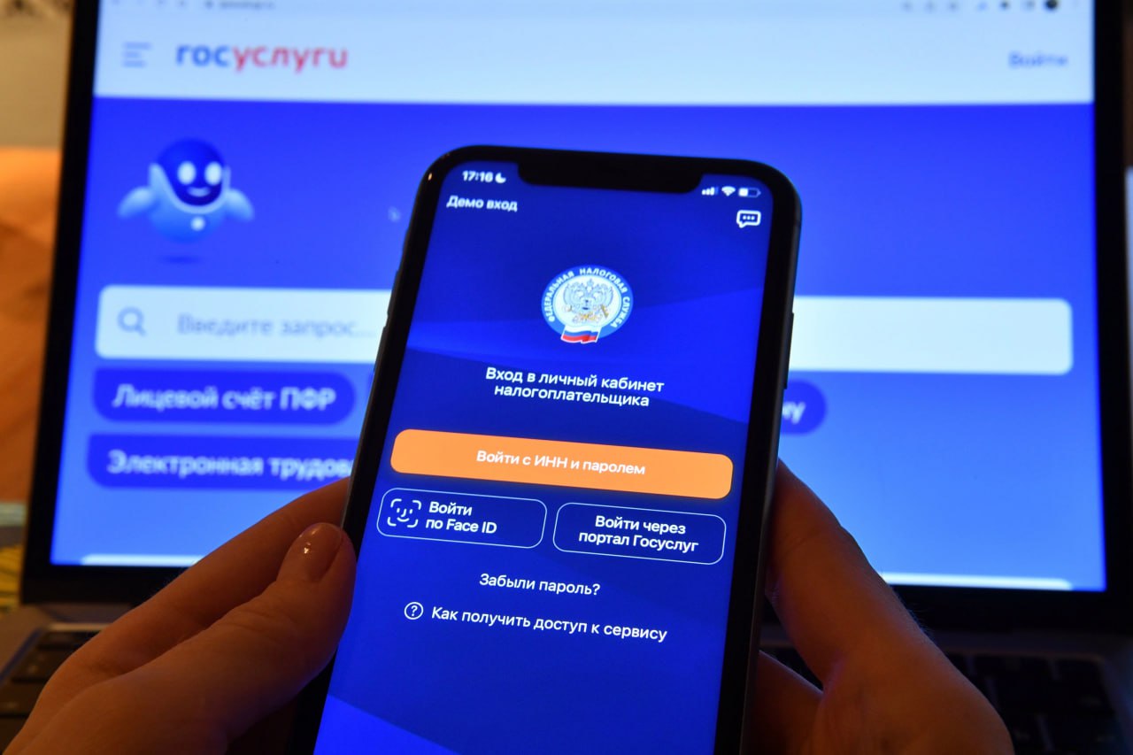 С 1 ноября жизнь налогоплательщиков в России станет чуть строже ФНС сможет списать налоговую задолженность напрямую с банковской карты гражданина без решения суда и исполнительного производства Достаточно будет уведомления на Госуслугах и отсутствия возражений со стороны налогоплательщика Это сэкономит время государству повысит собираемость налогов но потребует дополнительной внимательности от граждан необходимо регулярно проверять уведомления на Госуслугах и оперативно реагировать на любые начисления Если пришло сообщение о задолженности необходимо внимательно его изучить Молчание теперь равносильно согласию на списание