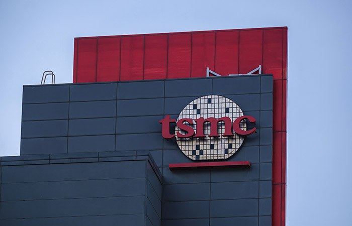 TSMC в III квартале увеличила чистую прибыль на 39 до рекорда Ведущий мировой производитель чипов на заказ Taiwan Semiconductor Manufacturing Company в третьем квартале увеличил чистую прибыль на 39 1 относительно того же периода прошлого года до 452 3 млрд новых тайваньских долларов 14 8 млрд сообщается в отчетности Это является рекордом причем рост прибыли двухзначными темпами был зафиксирован по итогам шестого квартала подряд отмечают американские СМИ Средний прогноз аналитиков для прибыли составлял 417 7 млн долларов по данным LSEG SmartEstimate На прошлой неделе TSMC сообщала о том что выручка в июле сентябре выросла на 30 3 до 989 92 млрд долларов Компания в четверг заявила также что планирует в 2025 году направить на расширение и улучшение производственных мощностей не менее 40 млрд тогда как ранее планировалось не менее 38 млрд ifax go