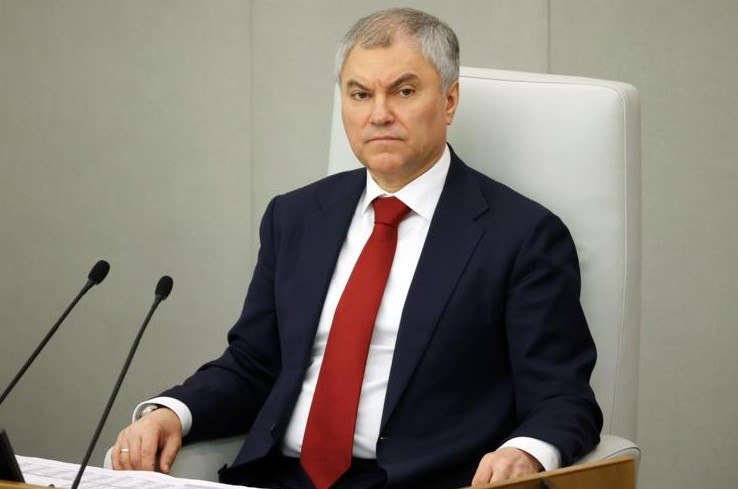 Володин Госдума ждет от ЦБ конкретных шагов по снижению ключевой ставки Председатель Госдумы Вячеслав Володин прямо заявил о ожиданиях парламентариев в отношении денежно кредитной политики передает его слова ТАСС На пленарном заседании он подчеркнул Мы ждем от Центрального банка конкретных шагов по снижению учетной ставки Руководство Центрального банка это должно понимать Контекст и предстоящие обсуждения Володин уточнил что предстоящее обсуждение доклада главы ЦБ Эльвиры Набиуллиной 30 октября будет посвящено именно этой теме Давление на регулятор усиливается на фоне последовательного но медленного снижения ставки За последний год ЦБ действительно постепенно смягчал политику после долгого удержания на 21 ставка была снижена в три этапа до текущих 17 Однако депутаты явно ожидают более решительных действий что создает дополнительное напряжение между законодательной и денежной властью