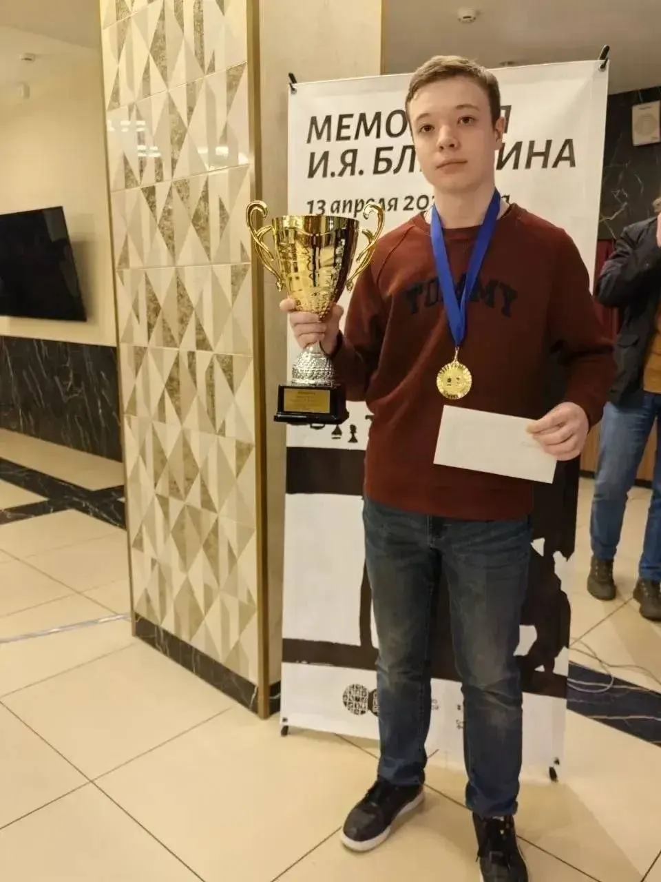 Подольский шахматист победитель всероссийских соревнований В Санкт Петербурге прошёл Блиц Гран при России по шахматам Мемориал Игоря Блехцина в котором приняли участие 239 шахматистов со всей страны Подмосковье представляли три спортсмена среди них воспитанник СШОР Пахра Святослав Лисенков Перед началом турнира он считался одним из сильных участников но не главным фаворитом Тем не менее Святослав мощно стартовал и выиграл первые 9 партий подряд В концовке турнира он немного сбавил темп но всё равно уверенно занял первое место набрав 9 5 очка из 11 Поздравляю с отличным результатом и желаю новых побед Мой канал в МАХ