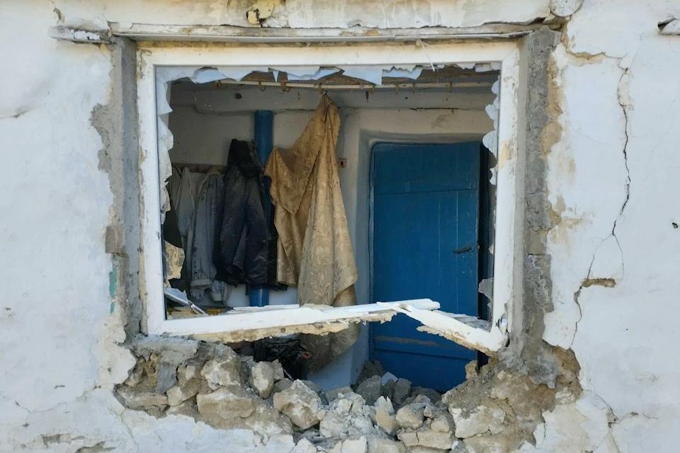В результате обстрелов ВСУ в Херсонской области ранены семь человек В Херсонской области пострадали семь человек в результате ударов ВСУ по населенным пунктам. Как сообщил губернатор Владимир Сальдо, в Верхнем Рогачике ранена 53-летняя женщина, в Великих Копанях - 70-летний мужчина. В Алешках с минно-взрывными травмами в больницу доставлены четыре человека, они госпитализированы и получают необходимую медицинскую помощь. «В селе Виноградово дрон сбросил боеприпас на жилой дом. Пострадал мужчина, владелец дома», – проинформировал глава региона.