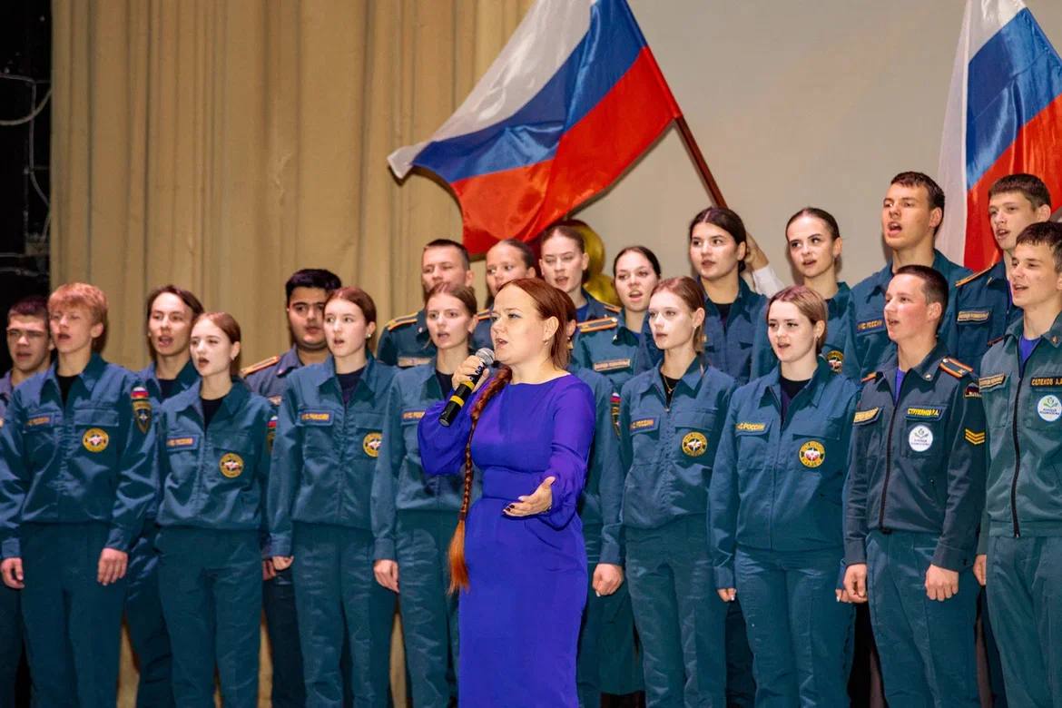Вместе с депутатом Государственной Думы РФ Ириной Родниной вручила дипломы выпускникам колледжа «Подмосковья».   В этом году учебное заведение распахнуло дверь во взрослую жизнь для 2  2  9   молодых дипломированных специалистов, 4  1   из которых получили дипломы с отличием.    Организаторы перевозок, кондитеры, строители, помощники машиниста – все эти профессии успешно освоили выпускники колледжа «Подмосковье».   % из них уже работают по своей специальности. В этом посодействовали многочисленные партнёры колледжа, в числе которых наш сосед – аэропорт Шереметьево.   А осенью прошлого года колледж подписал соглашение о сотрудничестве с Центральной пригородной пассажирской компанией  ЦППК . В этом году для желающих освоить профессию помощника машиниста электропоезда созданы 50 бюджетных мест.   Лобня ждёт вас на работу. Мы рады будем видеть каждого из вас в рядах людей, трудящихся на благо нашего города. Вместе мы создаем будущее и с сегодняшнего дня это будущее в ваших руках.  В качестве напутствия пожелала ребятам быть эффективными, эффектными, яркими и дерзкими. Достигать поставленных целей и никогда не отступать перед трудностями. Только вперёд!