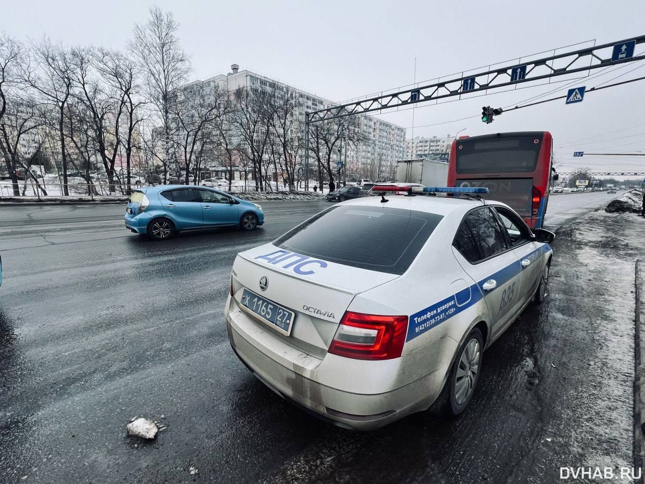 ДТП   РЕБЕНКА СБИЛ АВТОБУС НА КРАСНОРЕЧЕНСКОЙ   20 марта утром в Хабаровске на улице Краснореченской в районе дома №94 автобус маршрута №40 сбил 7-летнего ребенка.  Прокуратура Индустриального района Хабаровска организовала проверку, в ходе которой даст оценку соблюдению требований законодательства при перевозке пассажиров. Ход и результаты проверки, проводимой правоохранительными органами, поставлены на контроль надзорного ведомства,  - сообщили в прокуратуре Хабаровского края.  Водитель - 33-летний уроженец Таджикистана. Он высадил пассажиров, запустил новых, с остановки и уже начал отъезжать от остановки и в зеркало заднего вида заметил мальчика.  Начал притормаживать, ребенок побежал, поскользнулся и упал под автобус. Я вышел, подбежал к нему, и мама его подошла,  - рассказал водитель.  Как сообщила мама, ребенок зашел уже в салон, когда водитель начал движение.  Он зашел в автобус, водитель начал движение, не закрыв дверь, в результате чего ребенок выпал на проезжую часть под колесо транспортного средства. Водитель маршрутки наехал ему на ногу.  Ребенок доставлен в медицинское учреждение. На месте работают сотрудники полиции, обстоятельства произошедшего устанавливаются,  - сообщили в ГАИ Хабаровского края.  Фото: Елены Глушко  #аврорамедиа_хабаровск      Telegram-экосистема АВРОРА МЕДИА МЕДИА   НОВОСТИ   РЕГИОН   ЛАЙФ   СПОРТ   ГЕРЛЗ   ХАЙТЕК   ПЕРСОНЫ   РЕЛАКС   МОЛОДОСТЬ   LIVE   АВРОРА МЕДИА YOUTUBE   RUTUBE