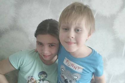 В Кизеле пропали 13-летняя девочка с пятилетним братом В Кизеле волонтеры объявили сбор для поисков сестры с братом. Дети гуляли около дома на ул. Швейников, 36, а затем ушли к дому на ул. Пролетарской, 48. Потеряв детей, мать начала звонить на телефон дочери. Девочка сначала отвечала на звонки, а затем перестала. Мама 13-летней Арины и пятилетнего Максима забила тревогу. Объехала весь город до вокзала и обратно, но детей так и не нашла. Арина была одета в толстовку и юбку, на ногах – кроссовки. Максим также был в толстовке, а также в черные штаны и голубые тапки Большая просьба, если кто-то видел детей, звоните по номеру телефона 8-908-256-40-14, – просит мама пропавших ребят Наталья.