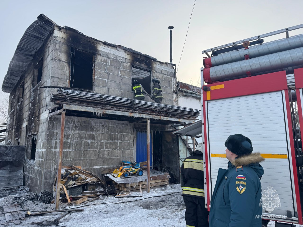 Пожары в Хакасии: от административного здания до автомобилей  В ночь на субботу в Саяногорске загорелось административное здание и деревообрабатывающий цех частного предприятия. Прибывшие огнеборцы обнаружили сильное задымление и частичное обрушение перекрытия. Площадь пожара составила 175 квадратных метров, а причиной стало короткое замыкание проводки. Пожар удалось ликвидировать за два с половиной часа, владелец на месте отсутствовал.  В тот же вечер пожар вспыхнул в подсобном помещении цеха, повредив 70 квадратных метров. Причиной стало использование электричества для отогрева труб отопления.  В воскресенье утром в селе Сарала загорелась иномарка. Очевидцы потушили Ауди, площадь пожара составила 0,5 квадратных метра, причиной стала неисправность автомобиля.  Также в поселке Изыхские Копи произошло возгорание в бане из-за замыкания проводки, площадь составила 1 квадратный метр. В двух случаях также горел мусор, один из которых повредил пластиковый контейнер.    Вести. Хакасия   Подписаться