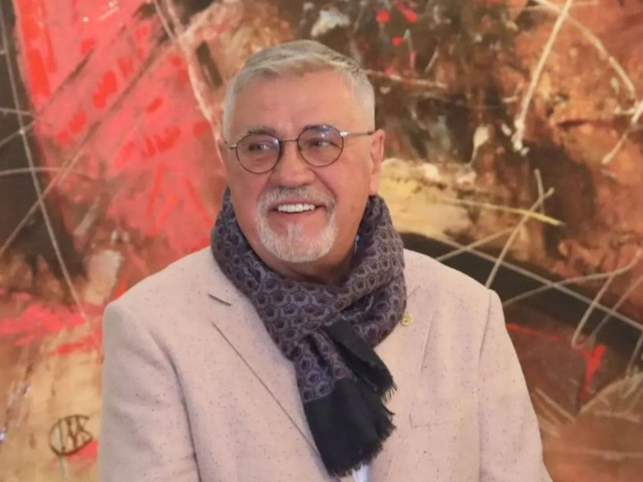 Вениамин Кондратьев поздравил художника Виталия Коробейникова с 75 летием Губернатор направил поздравления единственному на Кубани Народному художнику России Рад что лично знаком с вами человеком большого таланта и щедрой души За свою насыщенную профессиональную жизнь вы внесли серьезный вклад в сохранение и развитие изобразительного искусства Вас знают и ценят за тонкое художественное видение разнообразие авторских замыслов и их оригинальное воплощение преданность избранному делу которому всецело себя отдаете Удостоившись высокого звания Народный художник России вы пишете для людей передаете им любовь к родной земле Важно что на своих полотнах запечатлели особый колорит Кубани красоту и богатство ее природы Ваше честное искусство узнаваемо и самобытно по достоинству оценено коллекционерами и поклонниками живописи в разных уголках России и мира но самое главное оно всегда находит отклик в сердцах соотечественников Вместе с тем уделяете внимание поддержке молодых художников делитесь с ними основами мастерства инициируете интересные выставочные проекты отметил губернатор Вениамин Кондратьев Читайте нас в МАХ